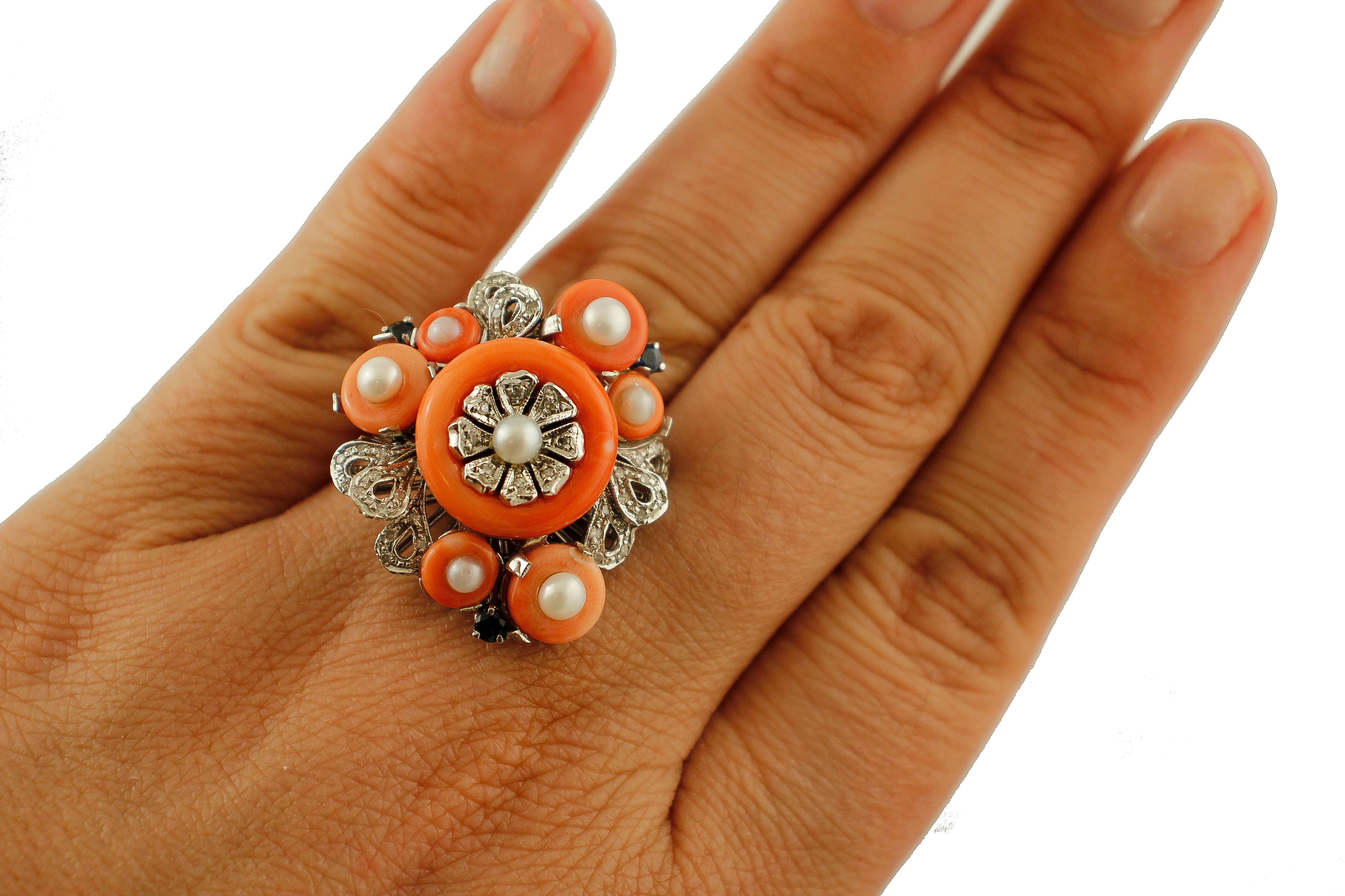 Diamonds, Sapphires, Coral, Pearls, 14 Karat White Gold Vintage Ring In Good Condition For Sale In Marcianise, Marcianise (CE)