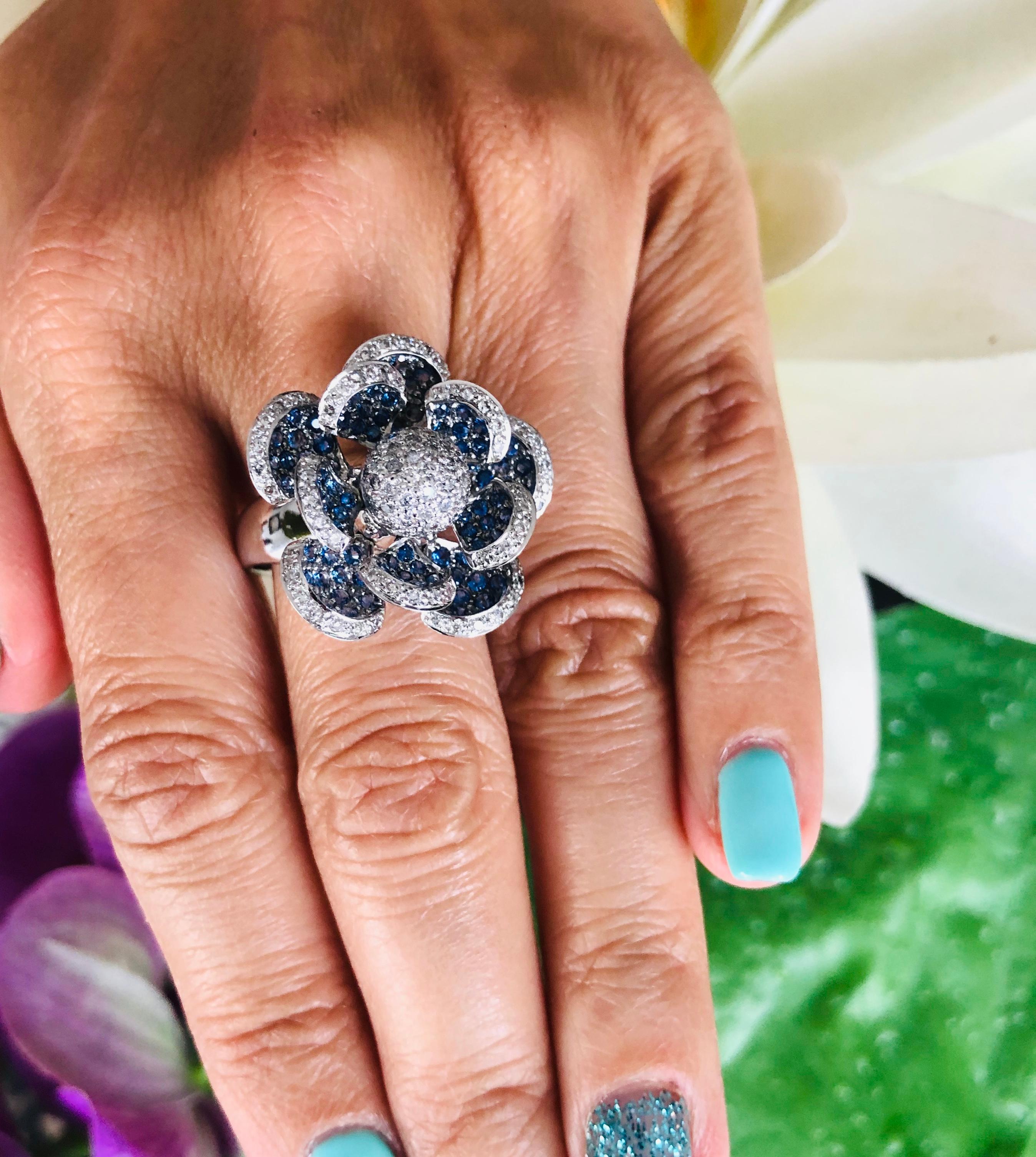 Diamonds and Sapphires Flower Motif Ring 14 Karat Gold In Excellent Condition In Miami, FL