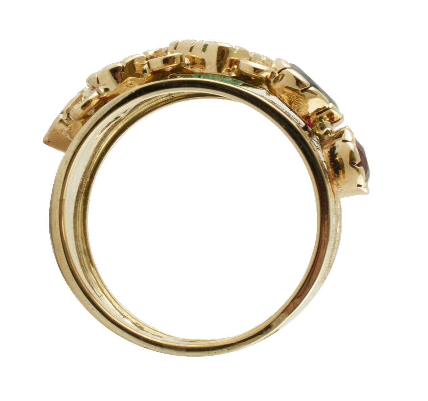 Ring aus 14 Karat Gelbgold mit Diamanten, Saphiren, Rubinen, Smaragden und Smaragden (Gemischter Schliff) im Angebot