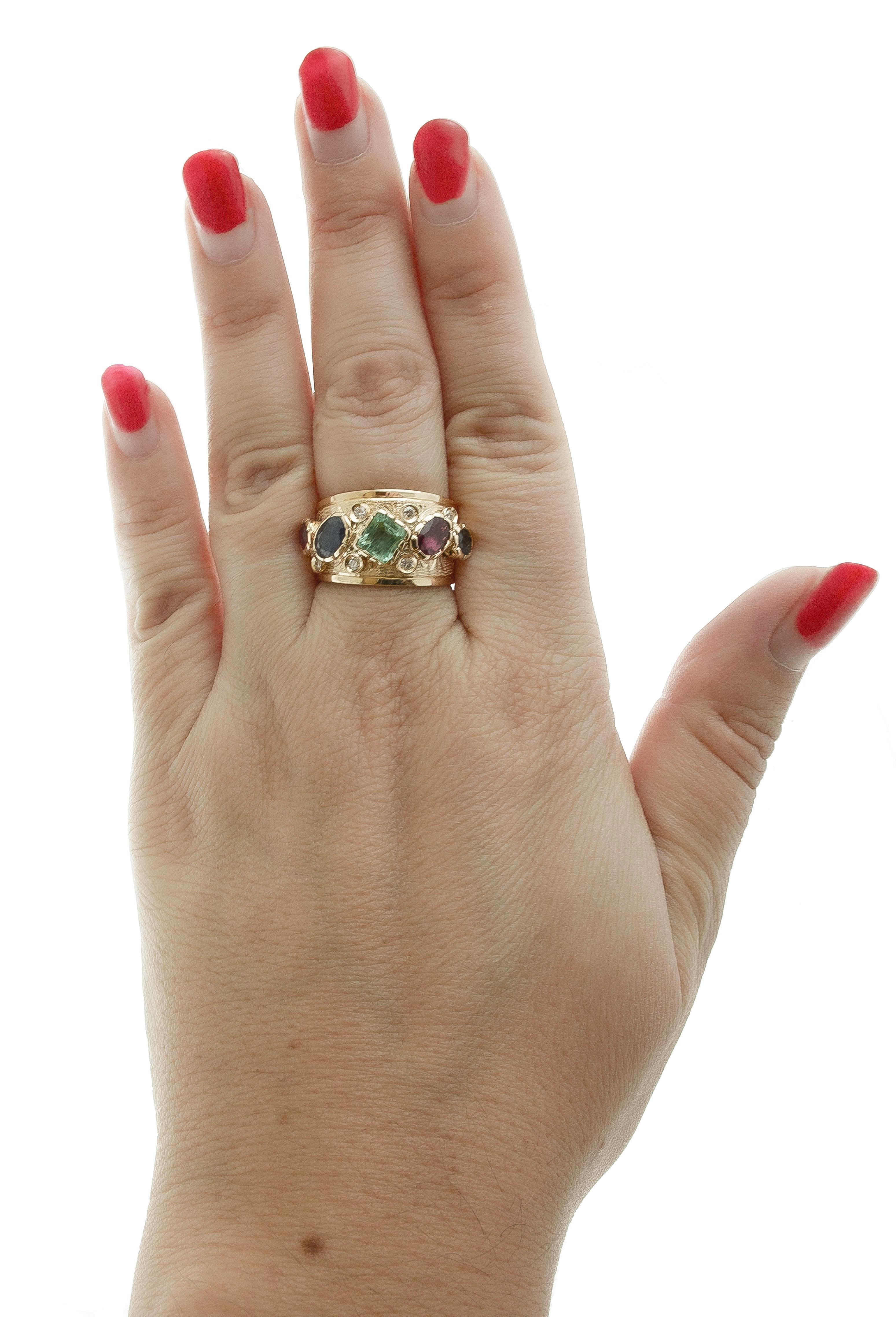 Ring aus 14 Karat Gelbgold mit Diamanten, Saphiren, Rubinen, Smaragden und Smaragden Damen im Angebot