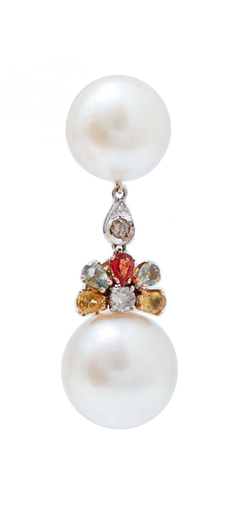 Fantastici orecchini con struttura in oro bianco e rosa 14 kt  montato con 2  perle e decorazioni di diamanti e zaffiri multicolore.
Questi orecchini sono stati realizzati a mano da maestri orafi italiani.  e sono in perfette condizioni.
Diamanti
