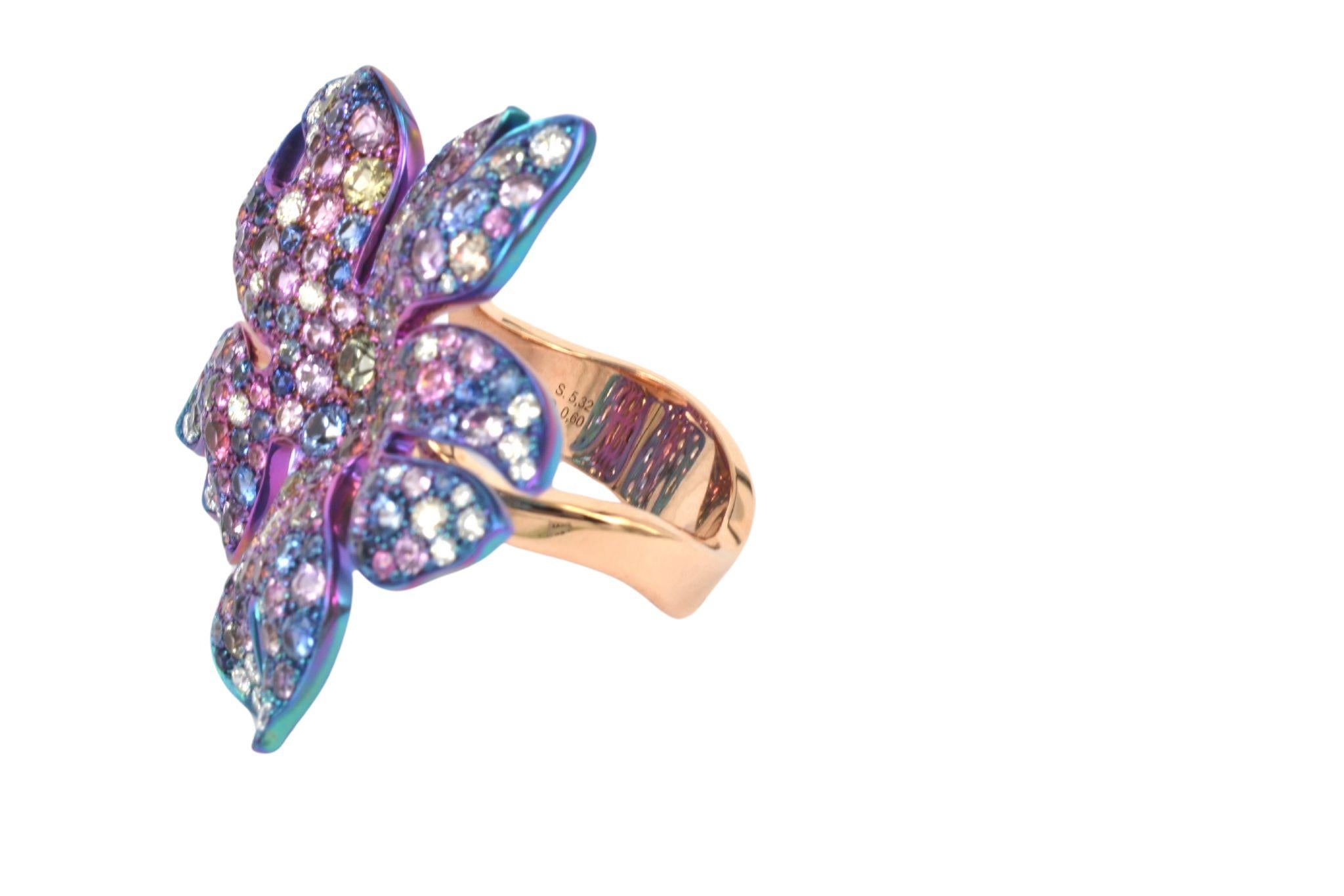 Bague fleur Sakura en or rose 18 carats, diamants, saphirs 0,60 carat et titane en vente 1