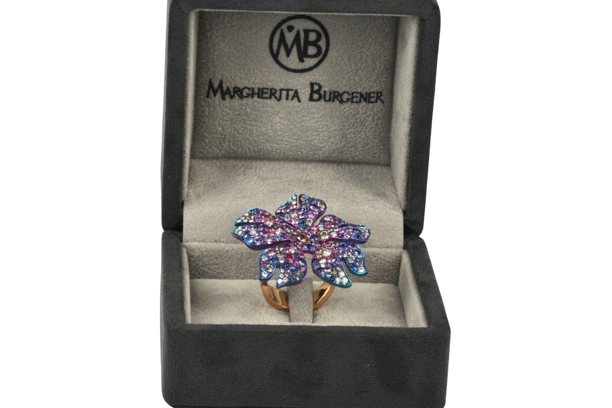 Bague fleur Sakura en or rose 18 carats, diamants, saphirs 0,60 carat et titane Neuf - En vente à Valenza , IT