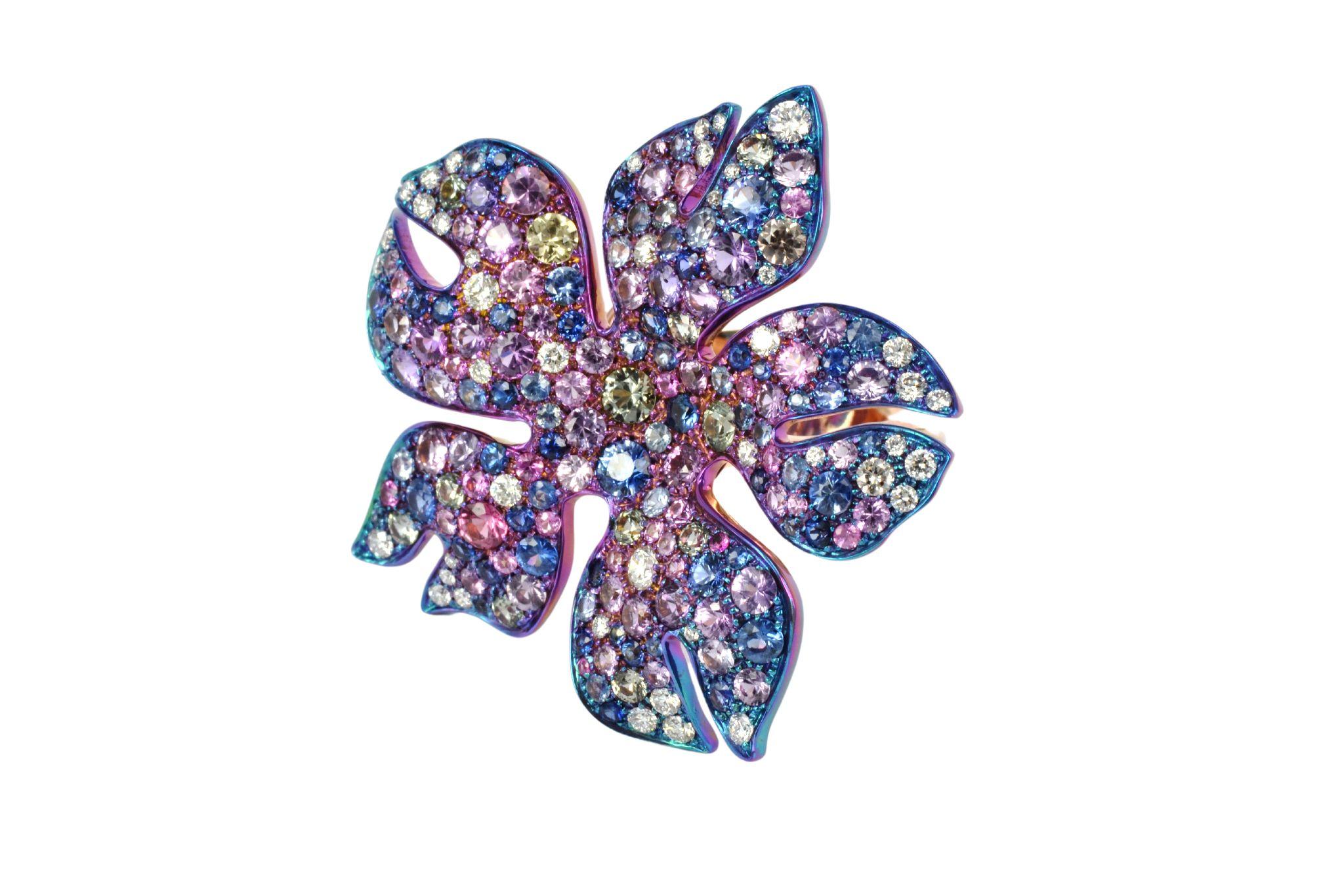 Contemporain Bague fleur Sakura en or rose 18 carats, diamants, saphirs 0,60 carat et titane en vente