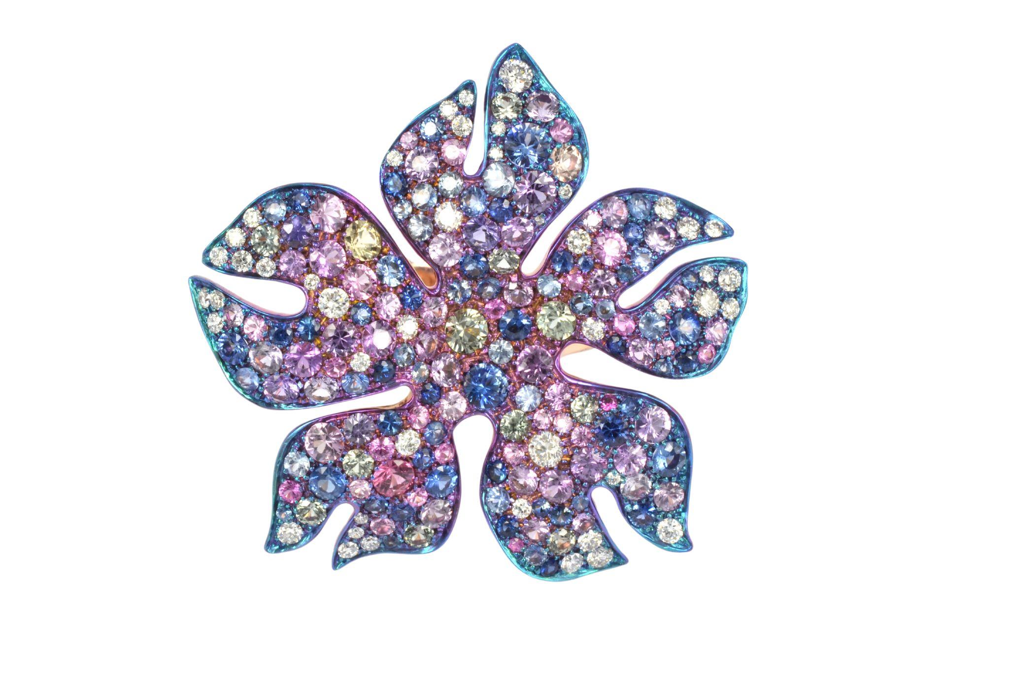 Taille ronde Bague fleur Sakura en or rose 18 carats, diamants, saphirs 0,60 carat et titane en vente