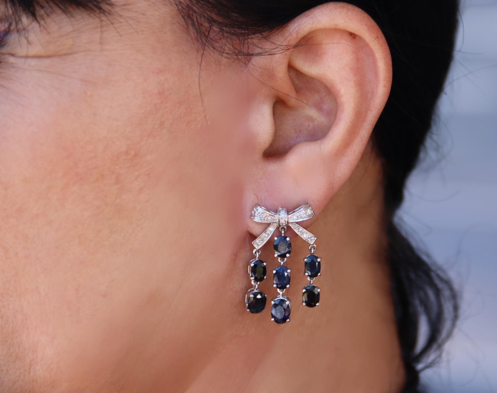 Pendants d'oreilles en or blanc 18 carats avec diamants et saphirs en vente 2