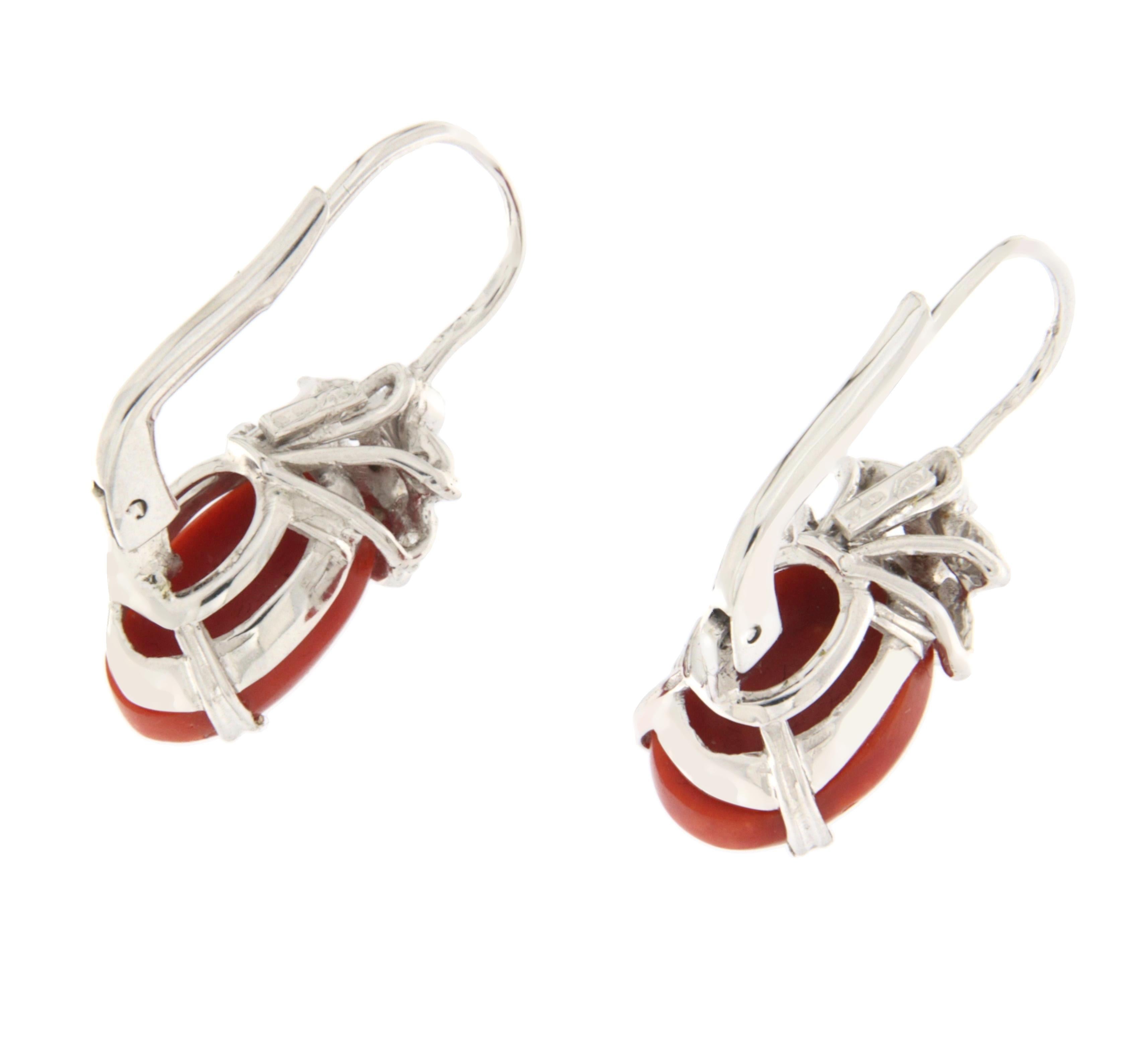 Taglio misto Orecchini a clip in oro bianco 18 Kt con diamanti e corallo sardo in vendita