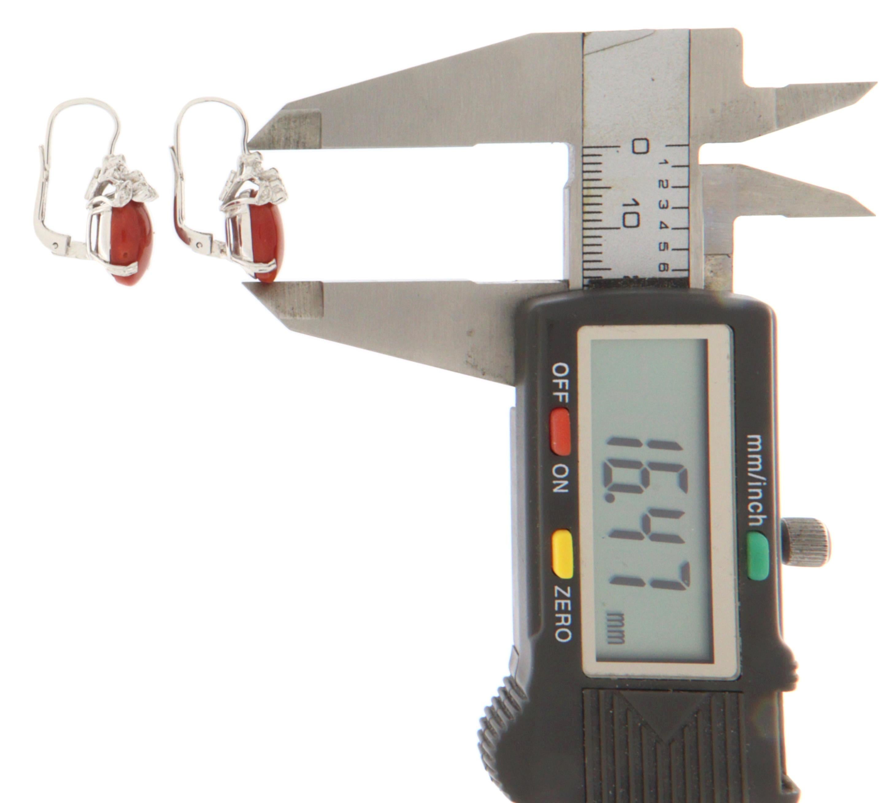 Orecchini a clip in oro bianco 18 Kt con diamanti e corallo sardo In condizioni Nuovo in vendita a Marcianise, IT