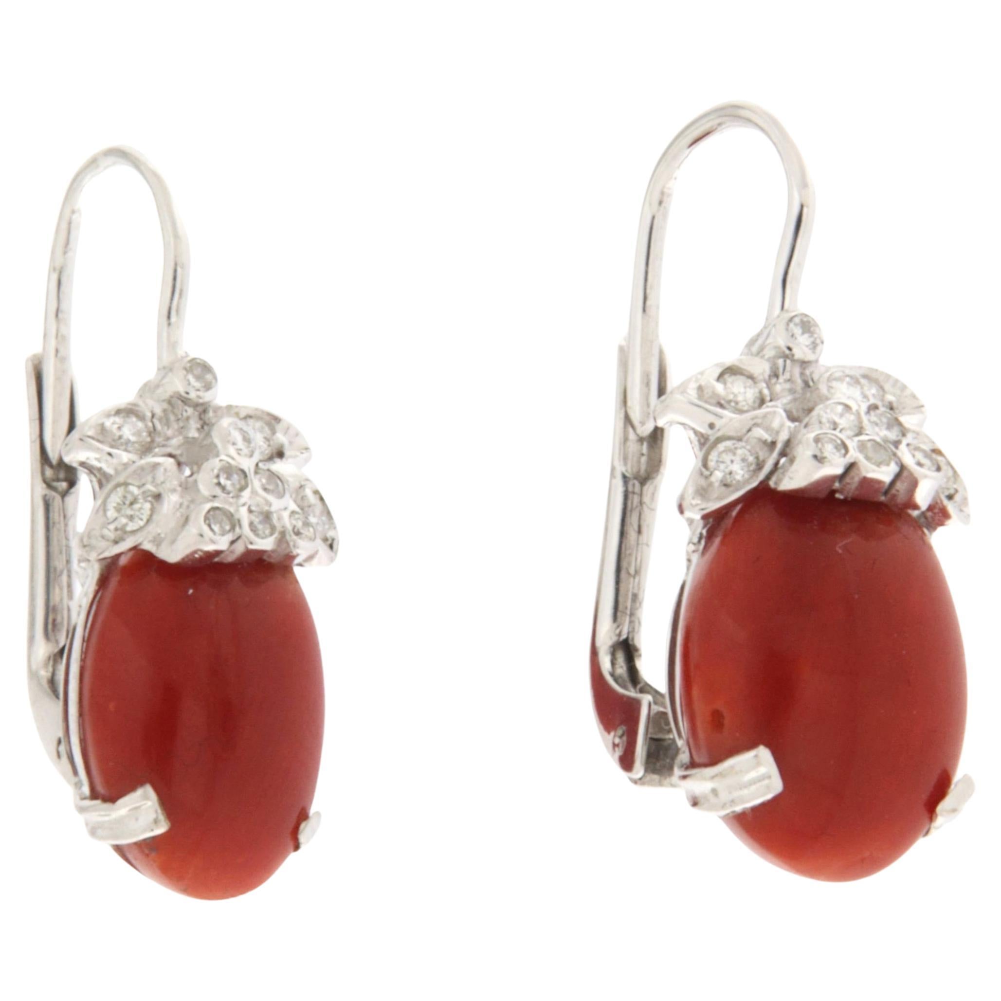 Orecchini a clip in oro bianco 18 Kt con diamanti e corallo sardo in vendita