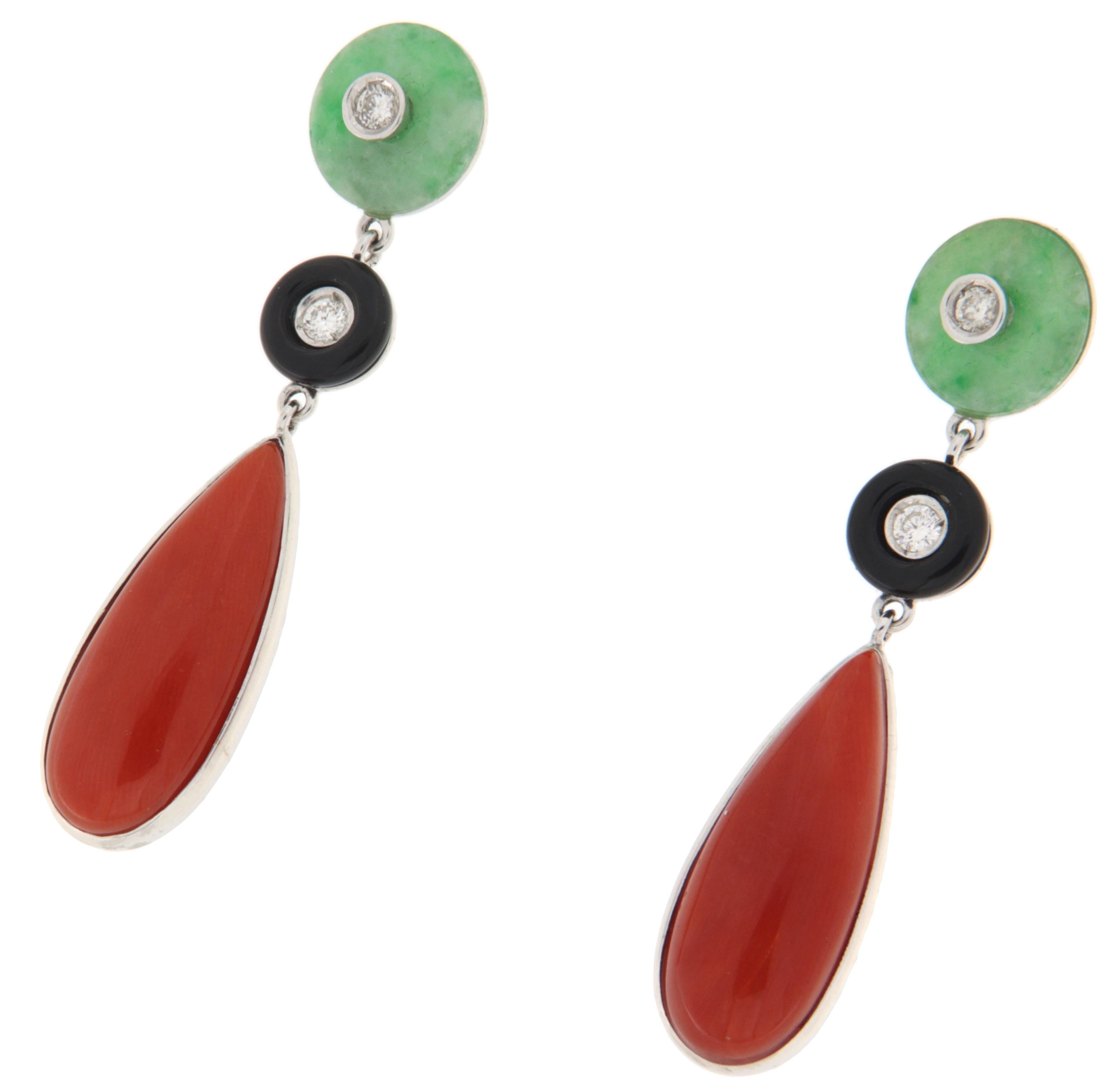 Pendants d'oreilles inspirés de l'art déco en corail rouge, jade et onyx en or blanc et argent 18 carats


Voyez ces magnifiques  une célébration des couleurs vives, des formes géométriques et de l'artisanat exquis, rappelant l'époque très prisée de