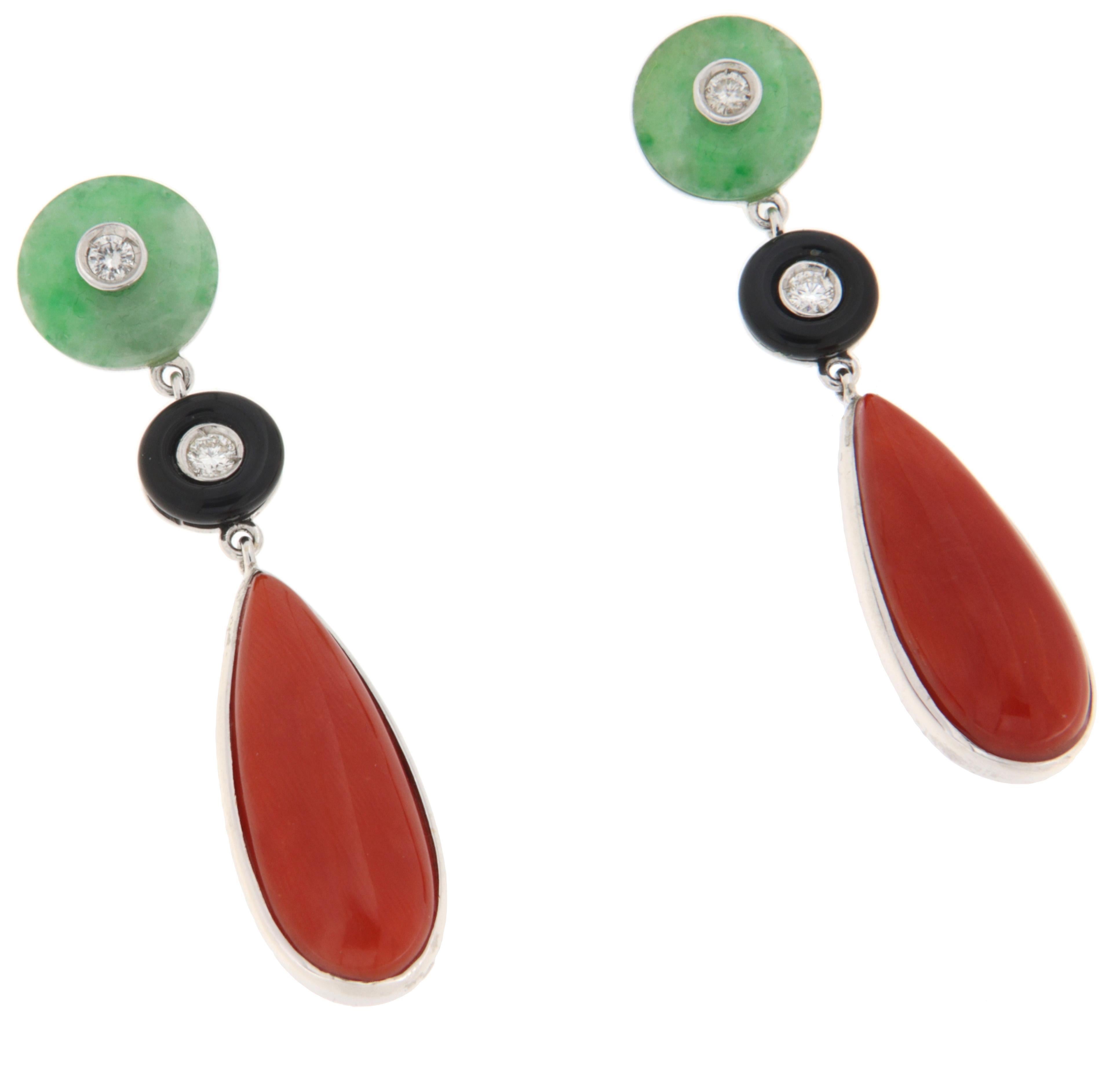 Art déco Diamants Boucles d'oreilles pendantes en or blanc 18 carats Jade Onyx Corail de Sardaigne en vente
