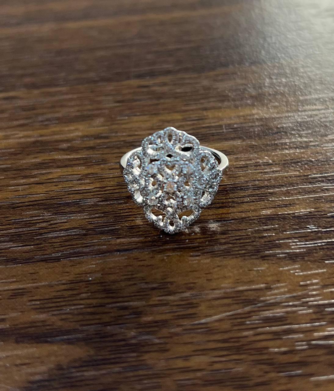 Bague d'affirmation en or blanc 18 carats sertie d'un halo de symboles en forme de volutes de diamants Pour femmes en vente