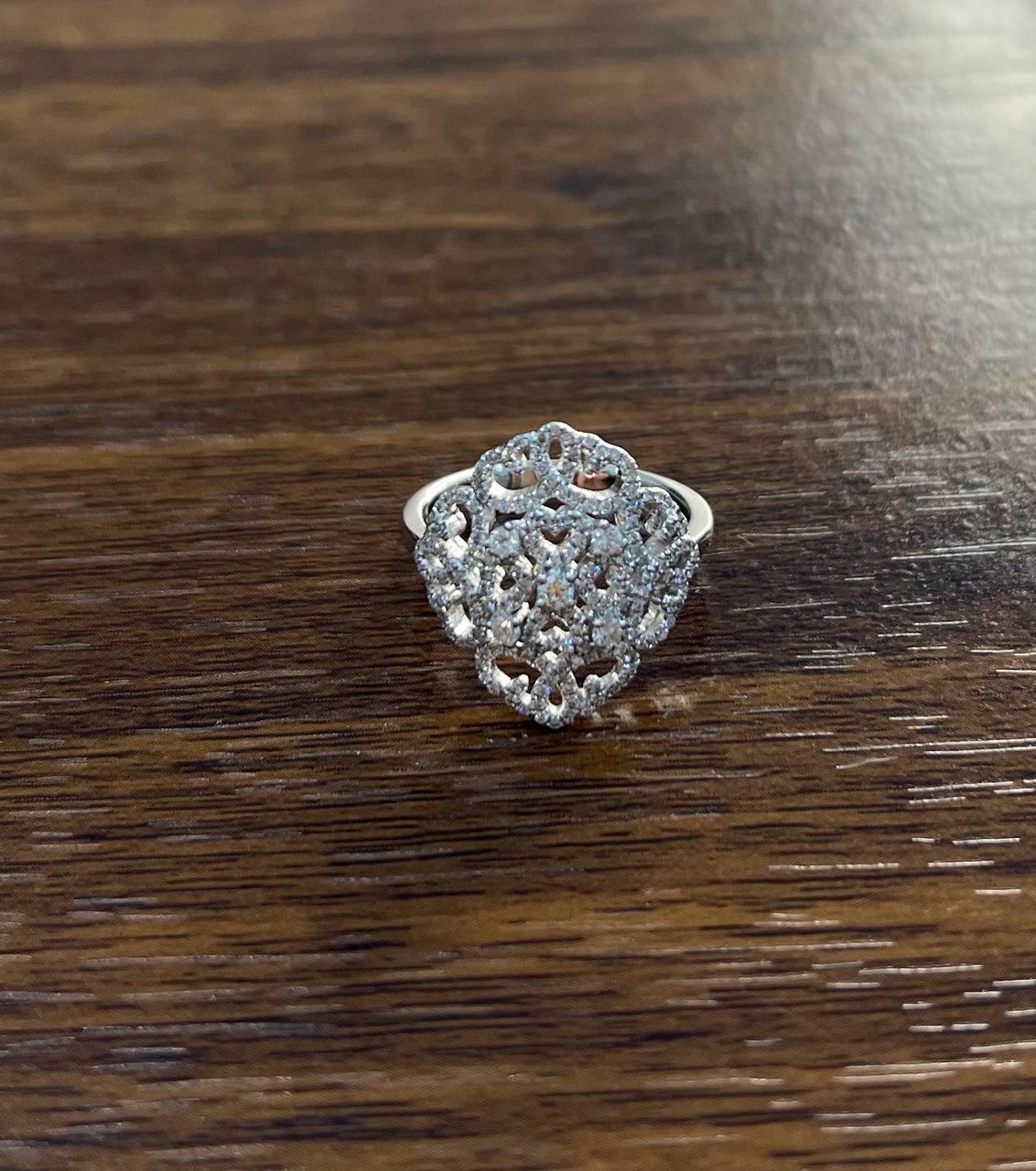 Bague d'affirmation en or blanc 18 carats sertie d'un halo de symboles en forme de volutes de diamants en vente 1