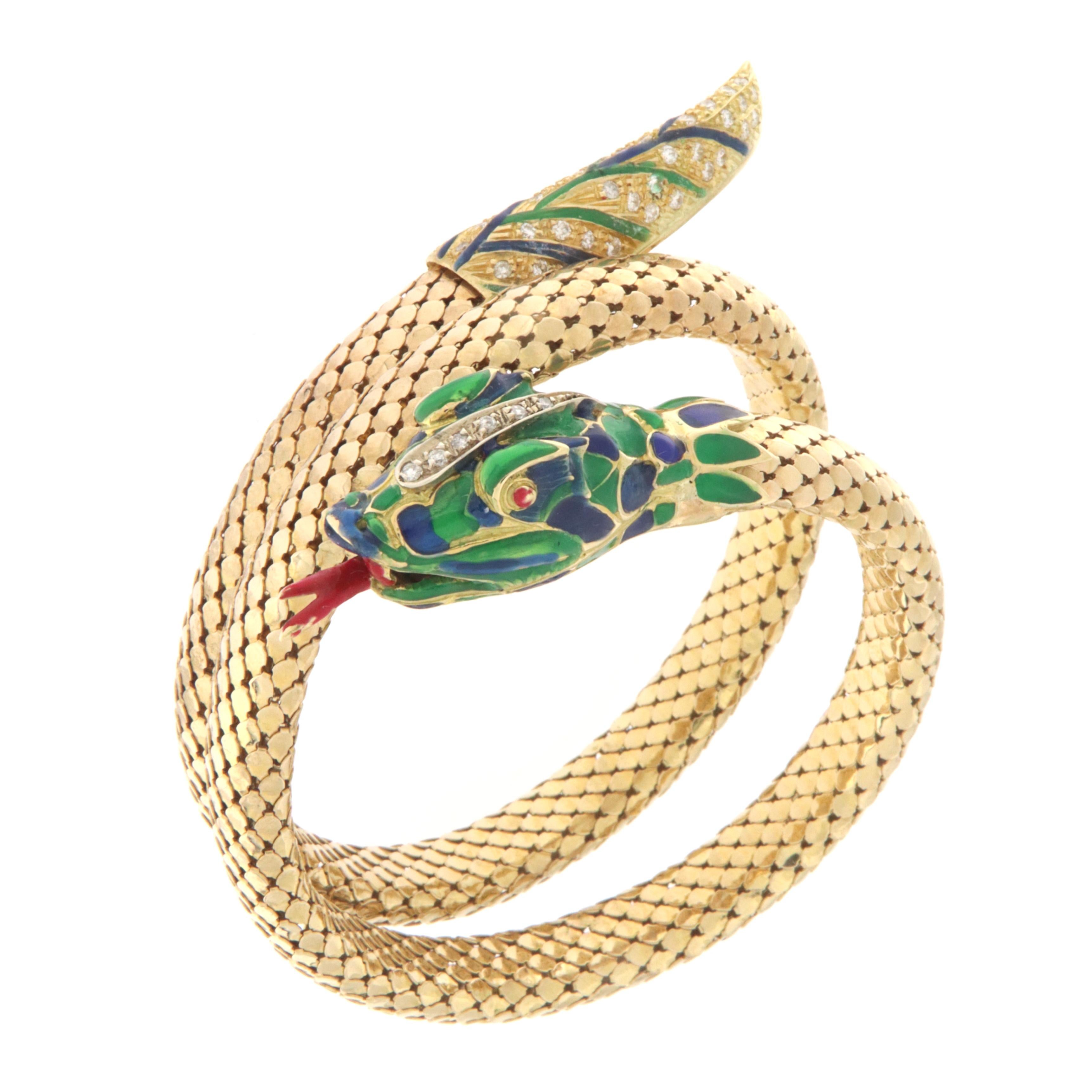 Wunderschönes Schlangenarmband aus 18 Karat Gelbgold, besetzt mit natürlichen Diamanten und grüner, blauer und roter Emaille. Das Armband kann an jede Handgelenksgröße angepasst werden, wie im Video gezeigt.
Schlangenförmige Schmuckstücke haben