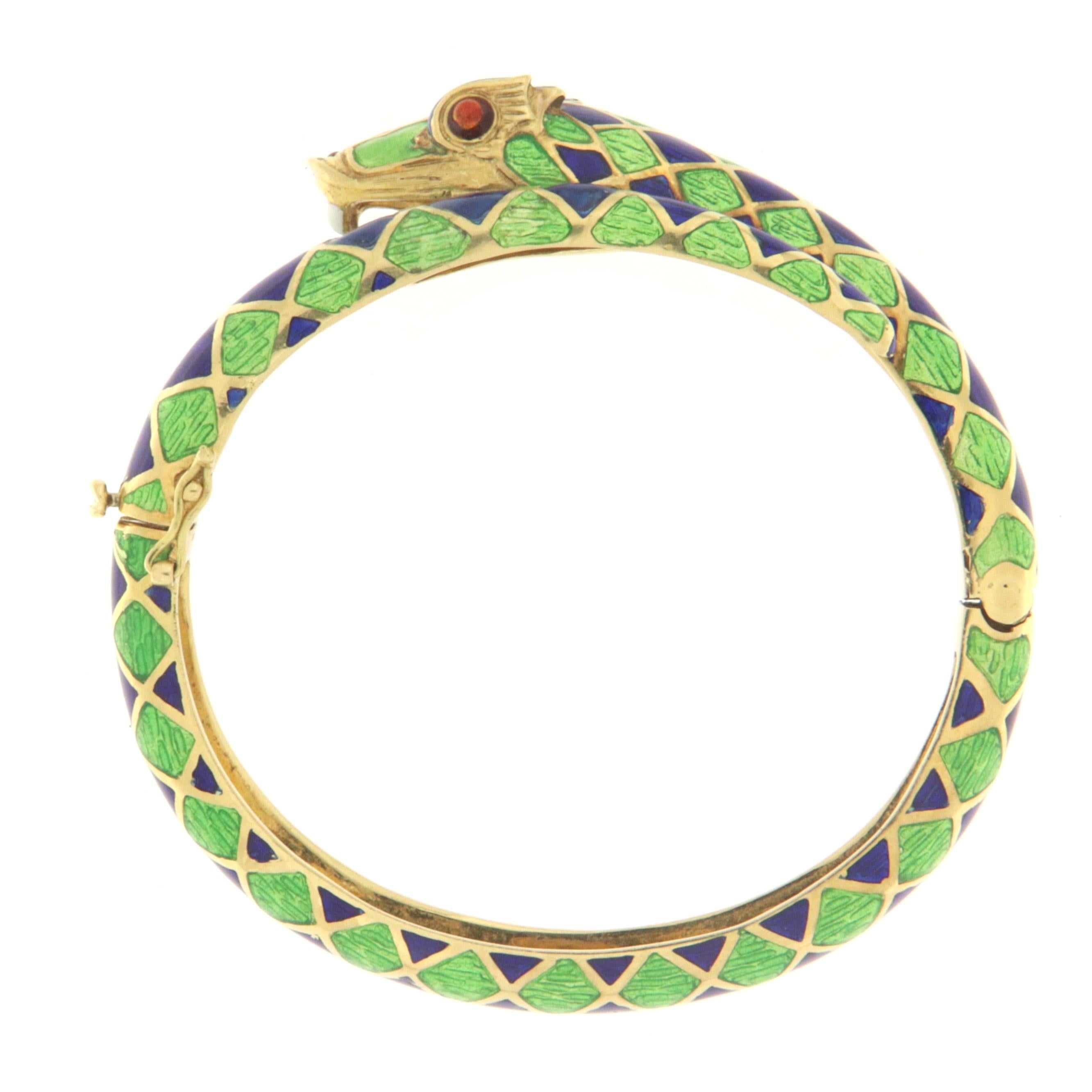Magnifique bracelet serpent en or jaune 18 carats avec émail vert, bleu et rouge.
Les bijoux en forme de serpent ont toujours un charme particulier et dénotent la grâce, la séduction et le mystère. Dans de nombreuses civilisations, en effet, le