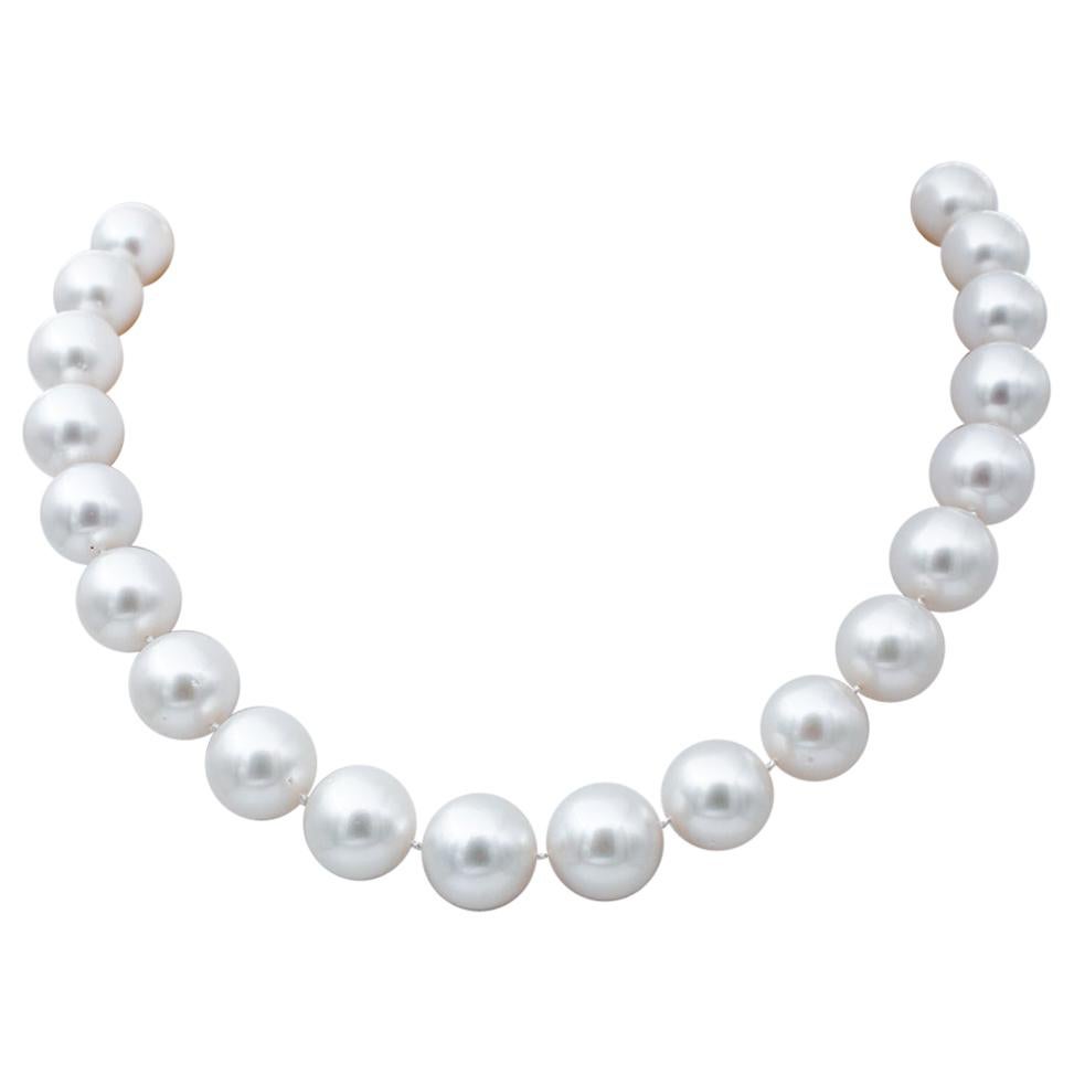 Diamonds, South-Sea  Pearls, 18 Karat White Gold Beaded Necklace