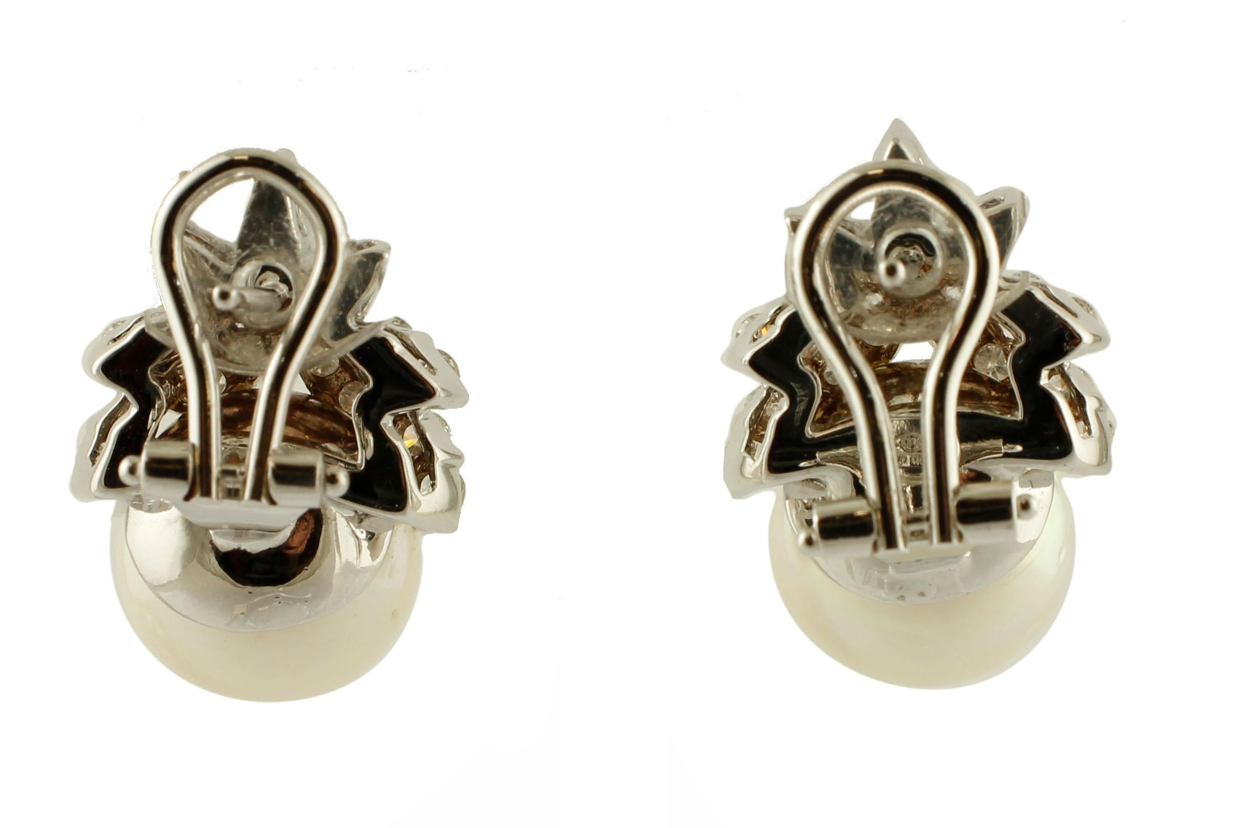 Stunning pair of pearl earrings realized with a 18k white gold leaves-design structure studded with beautiful white diamonds at the top, and two South Sea pearls at the bottom 
These earrings are totally handmade by Italian master