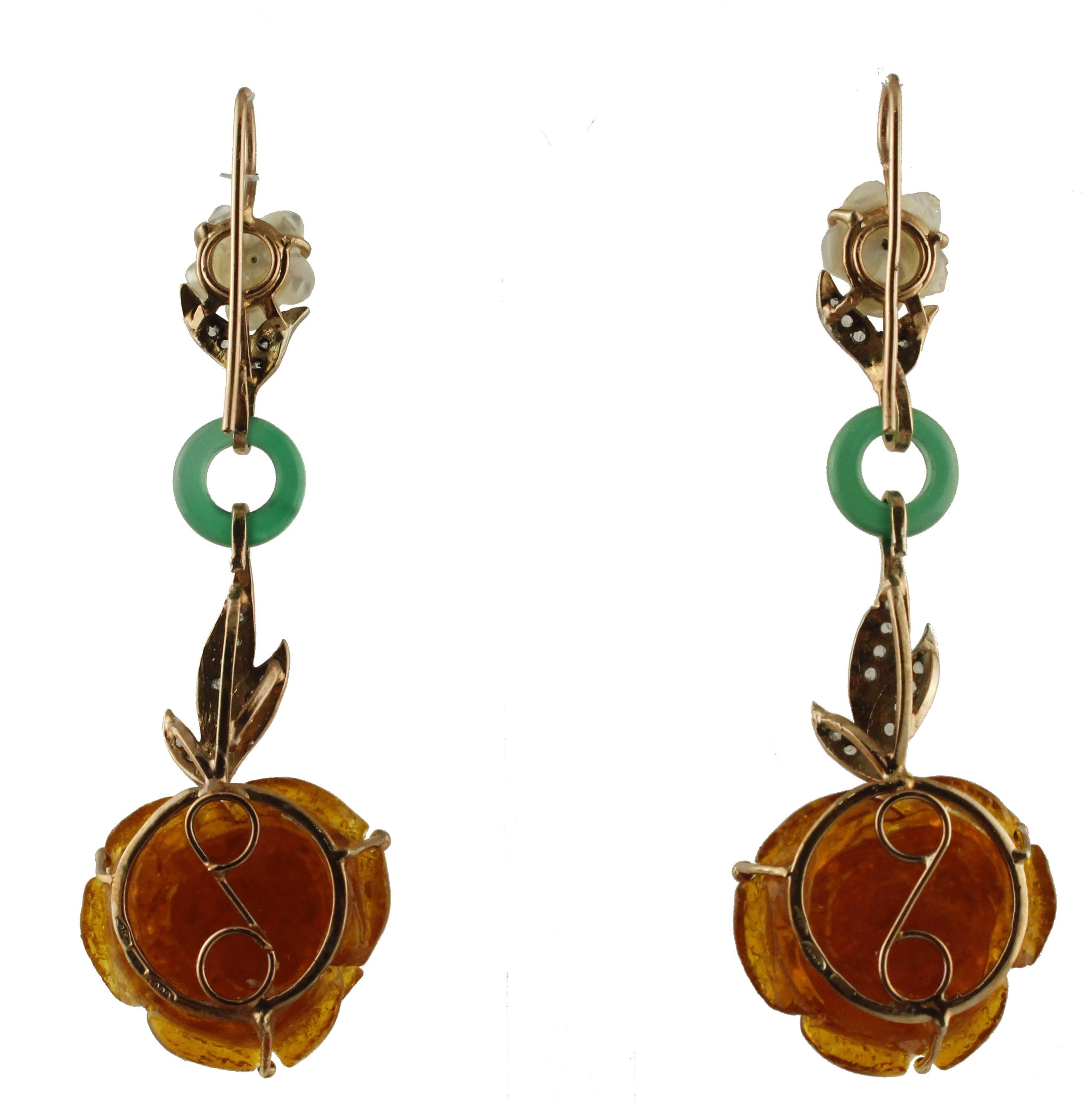 Fabulous 9 kt rose gold dangle earrings, 7.50 cm long, with 0.4 g of mother-of-pearl flowers, with a hard stone, onyx, 6.64 g jade, in thin, diamond-studded silver leaves for 0 , 23 ct. Total weight 12.65 g.
Mother of pearl g 0.4
Hard stones g