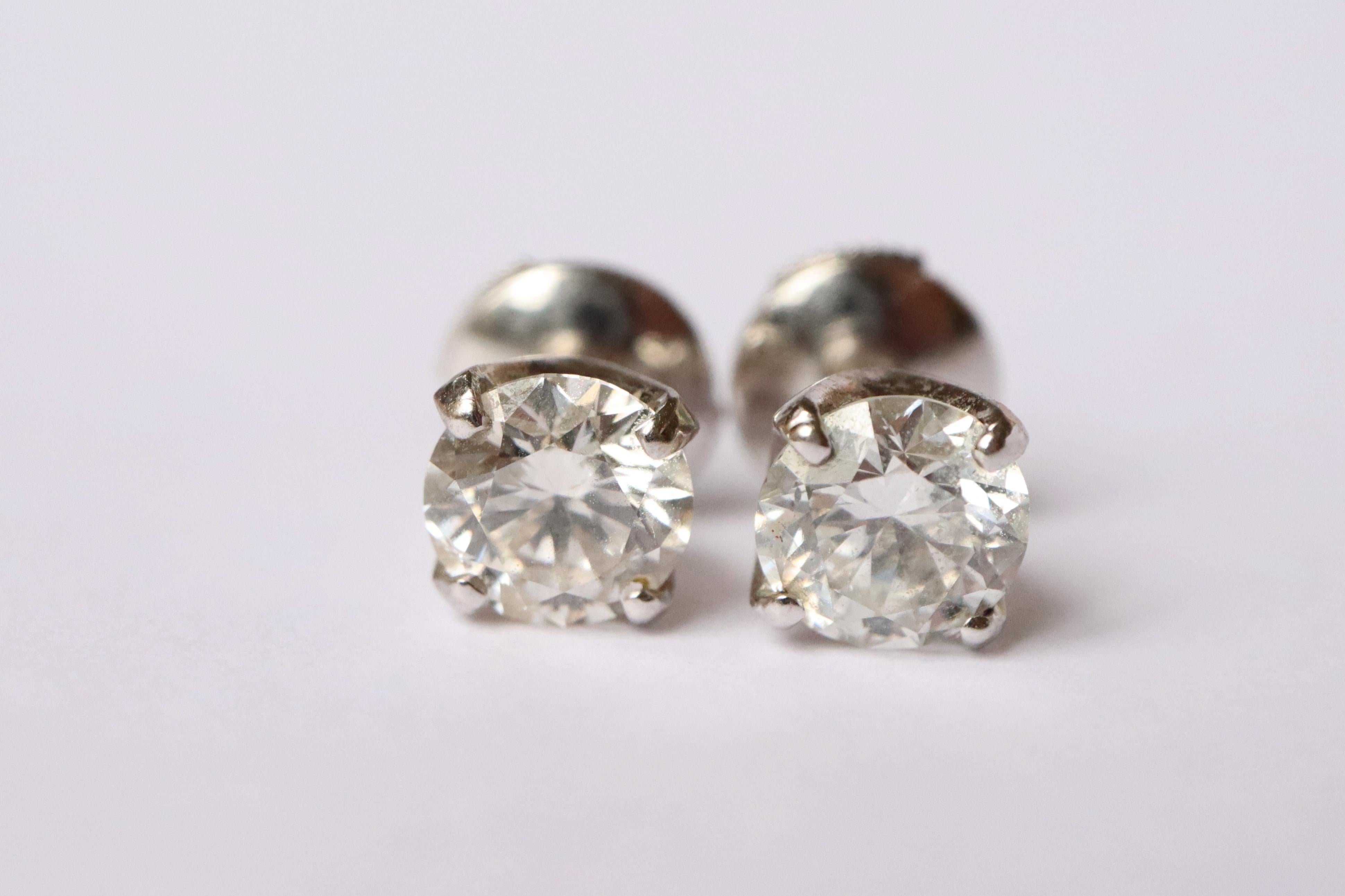 Diamonds Stud Earrings 18 Carat White Gold Set with 1.86 Carats of Diamonds For Sale 1