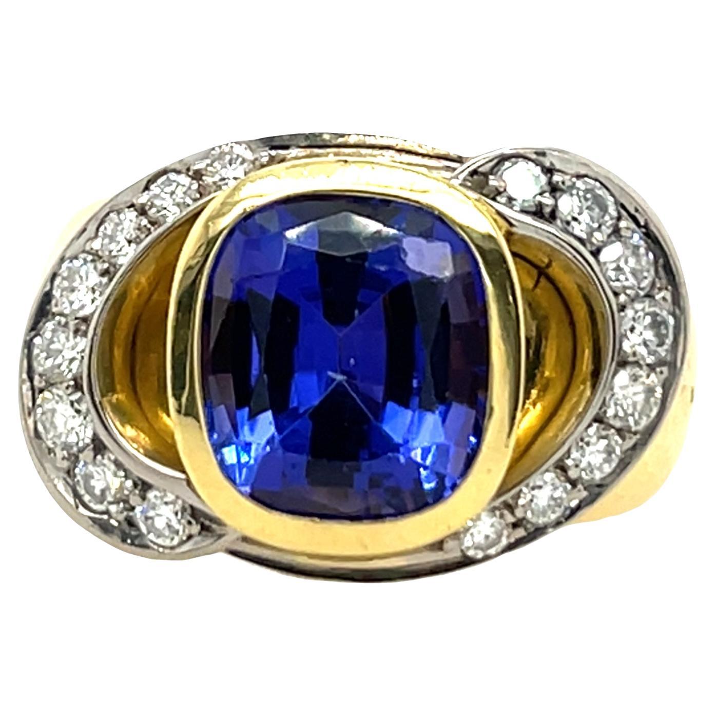 Kleiderring mit Diamanten und Tansaniten, gefasst in 18 Karat Gelb- und Weißgold im Angebot