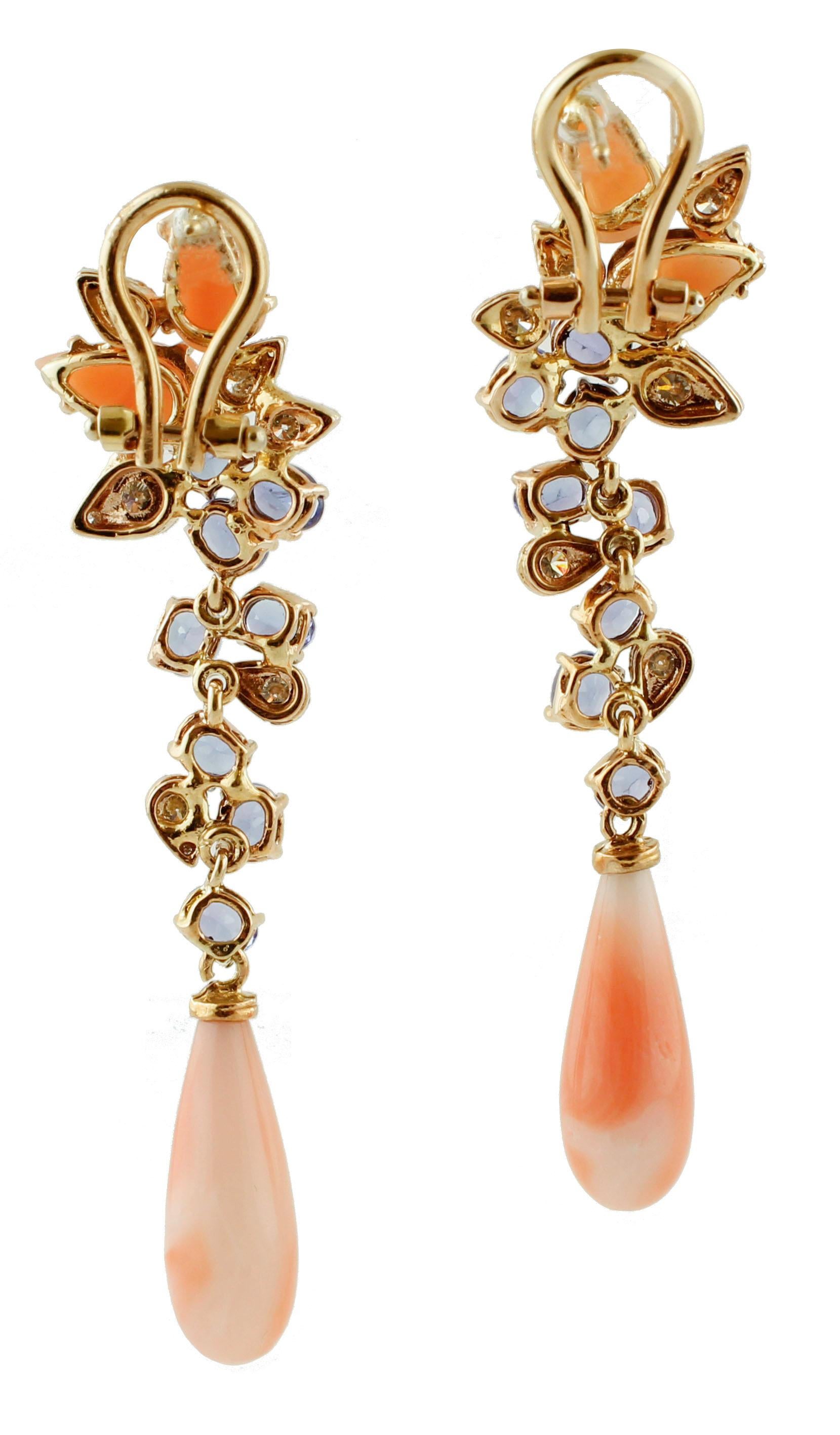 Beautiful and elegant earrings realized in 14K rose gold mounted at the top with angel skin pink coral small drops, tanzanite drops and diamonds, in the middle there are tanzanites  and other diamonds and at the bottom there are two angel skin pink