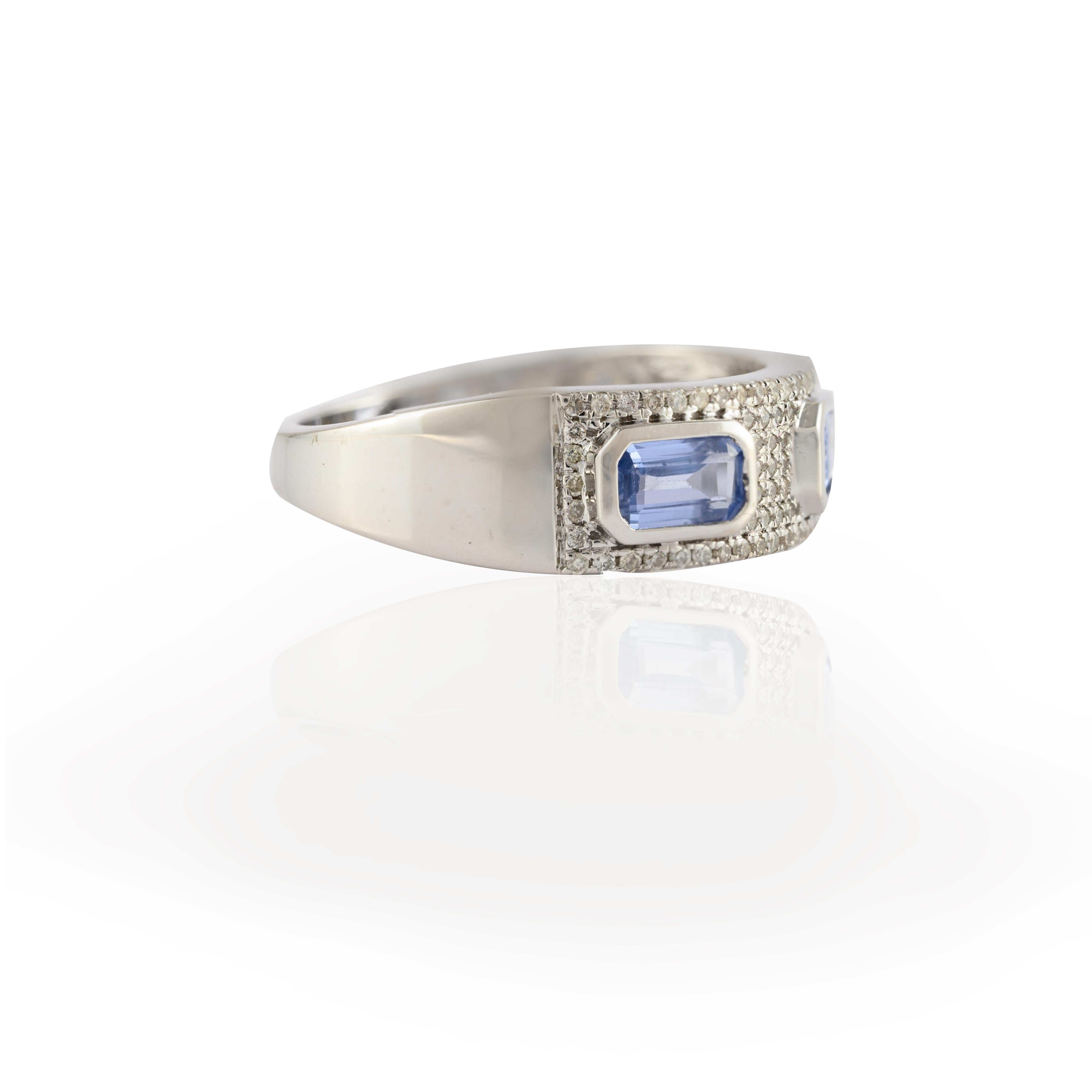 En vente :  Bague de fiançailles pour hommes en or blanc 14 carats à trois pierres, saphir bleu et diamant 3