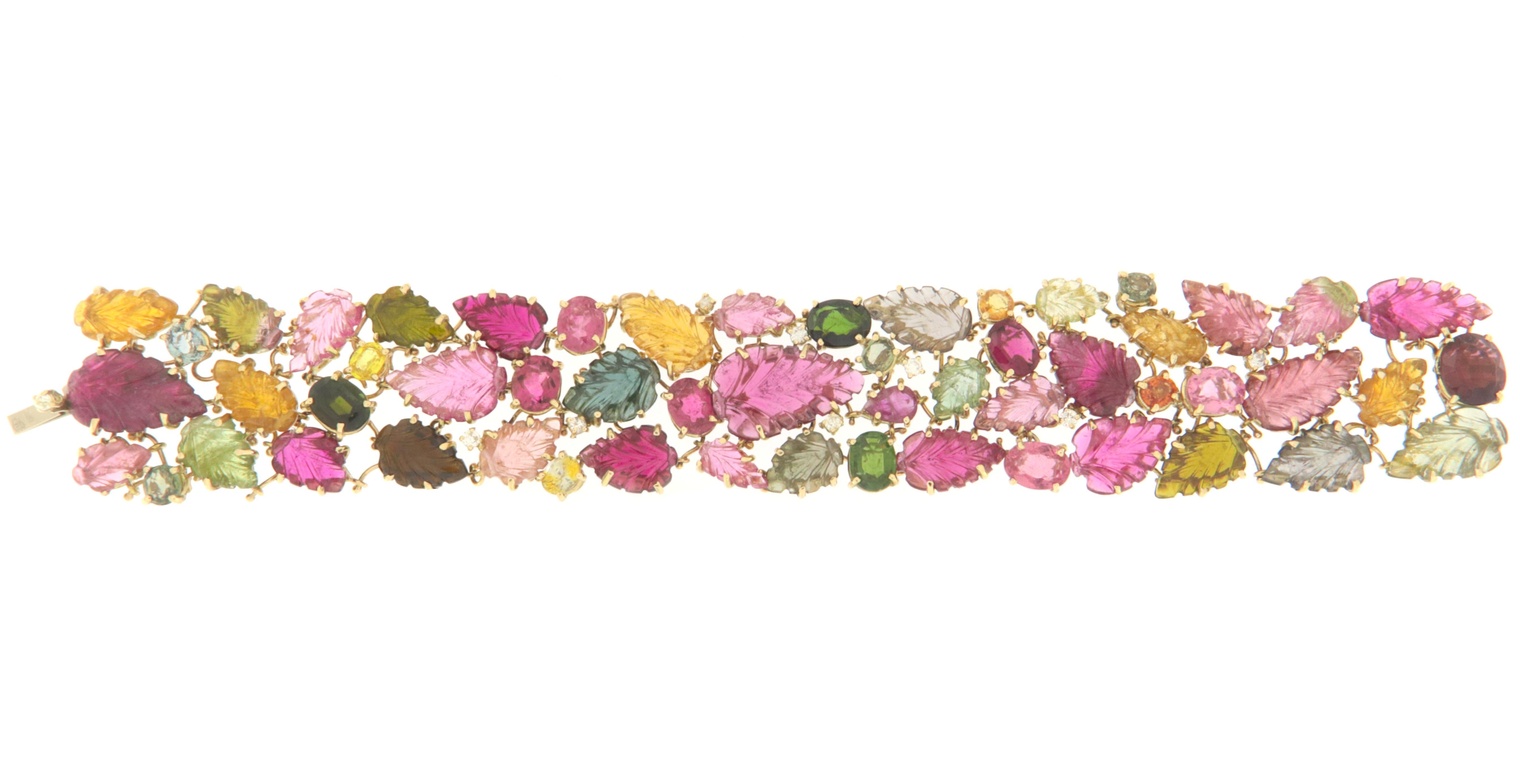 This bracelet in 14-karat yellow gold is an ode to nature and its endless beauty, merging the elegance of gold with the vibrant charm of gems. The bracelet flaunts a series of leaves made of tourmalines in various shades, from emerald green to