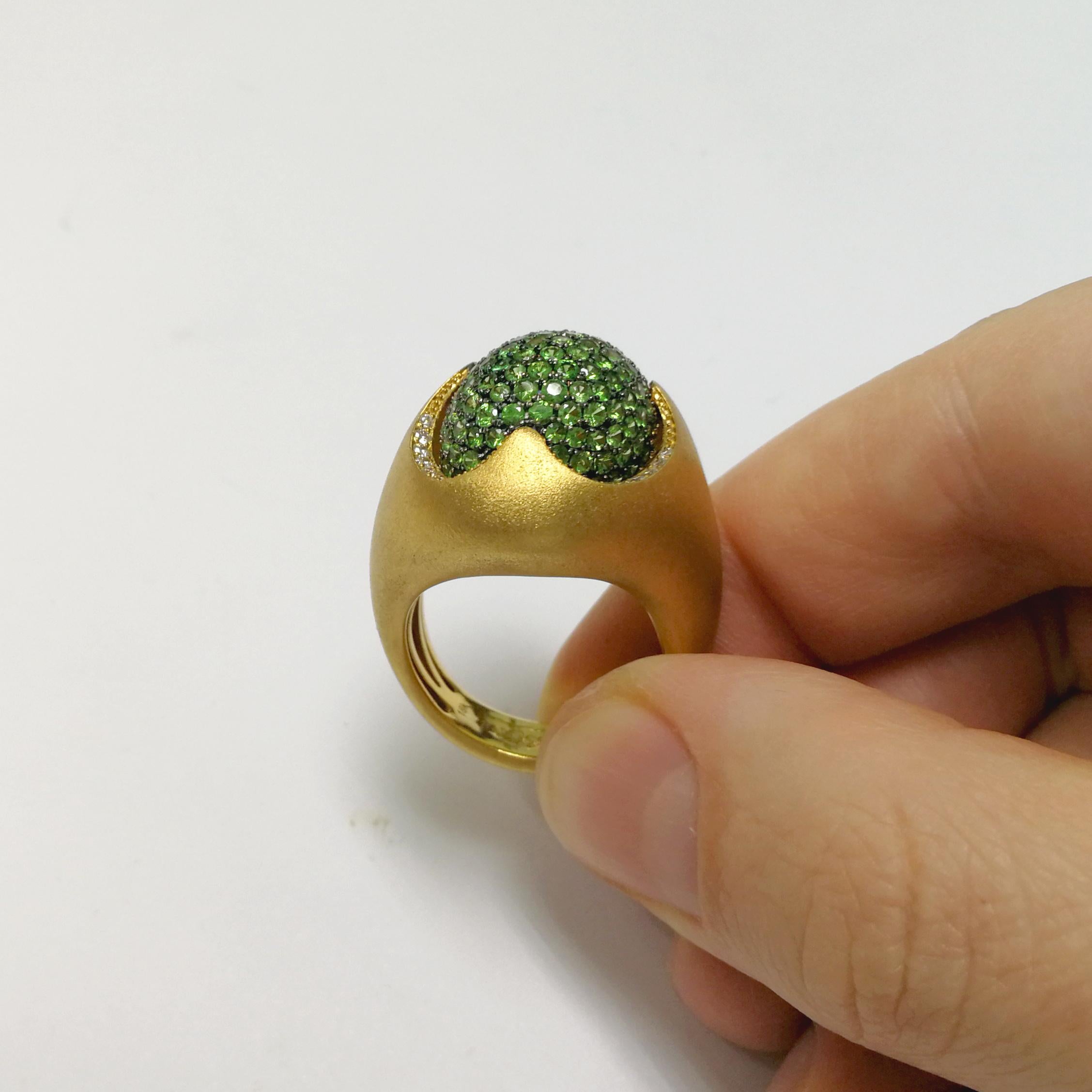 Diamanten Tsavorit 18 Karat Gelbgold Süßer Ring im Zustand „Neu“ im Angebot in Bangkok, TH