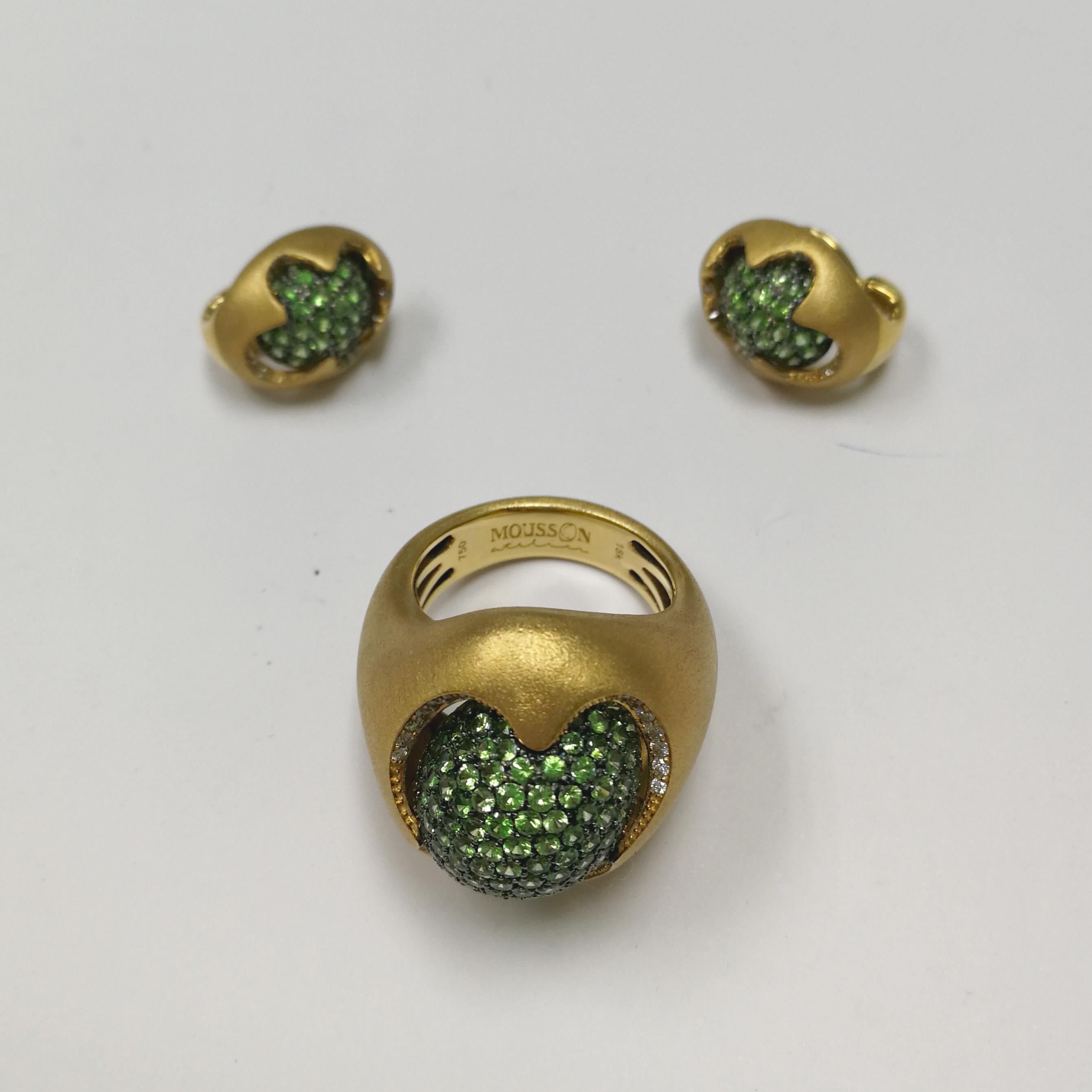 Diamonds Tsavorite 18 Karat Yellow Gold Sweet Suite In New Condition For Sale In Bangkok, TH