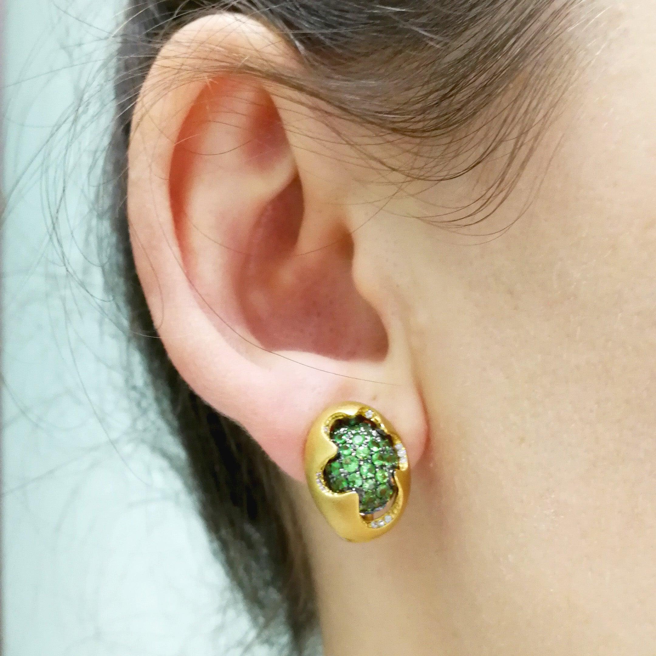 Diamonds Tsavorite 18 Karat Yellow Gold Sweet Suite In New Condition In Bangkok, TH