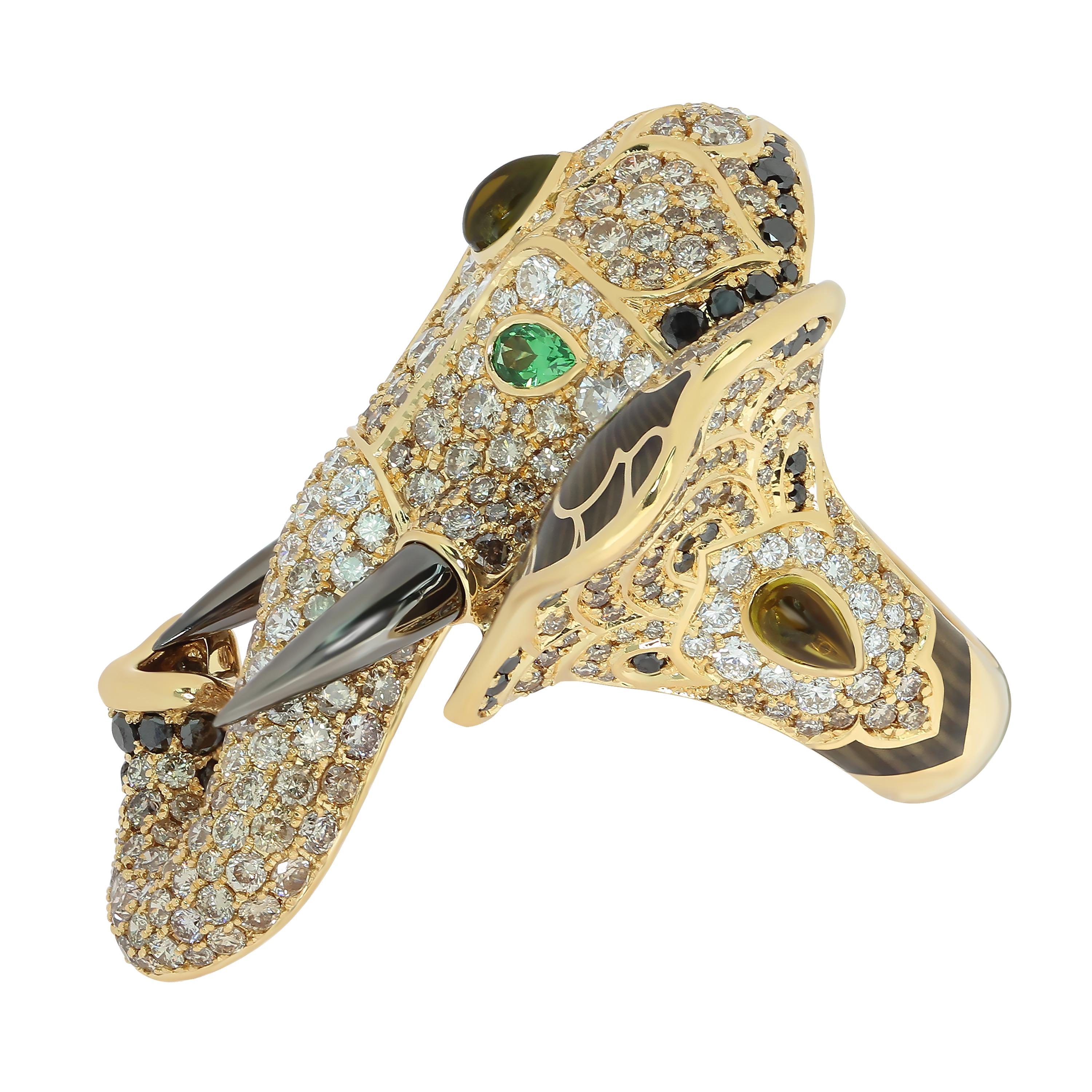 Bague éléphant en or jaune 18 carats, diamants, tsavorite, tourmaline et émail
Depuis les temps anciens en Inde, l'éléphant était un symbole de richesse, de gloire et de pouvoir. Ils assistent à l'ouverture de la plupart des cérémonies, aux