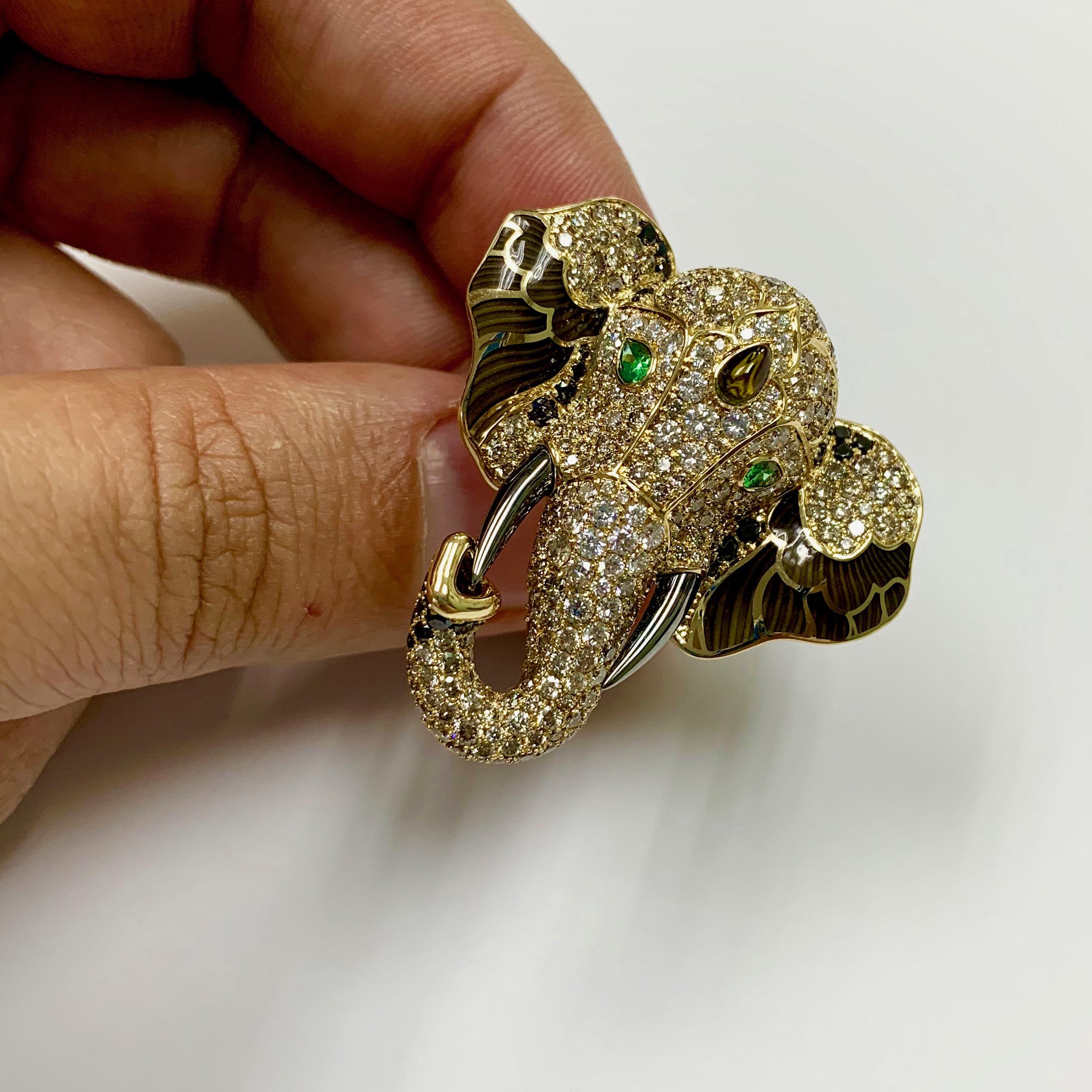 Contemporain Bague éléphant en or jaune 18 carats, diamants, tourmaline, tsavorite et émail en vente