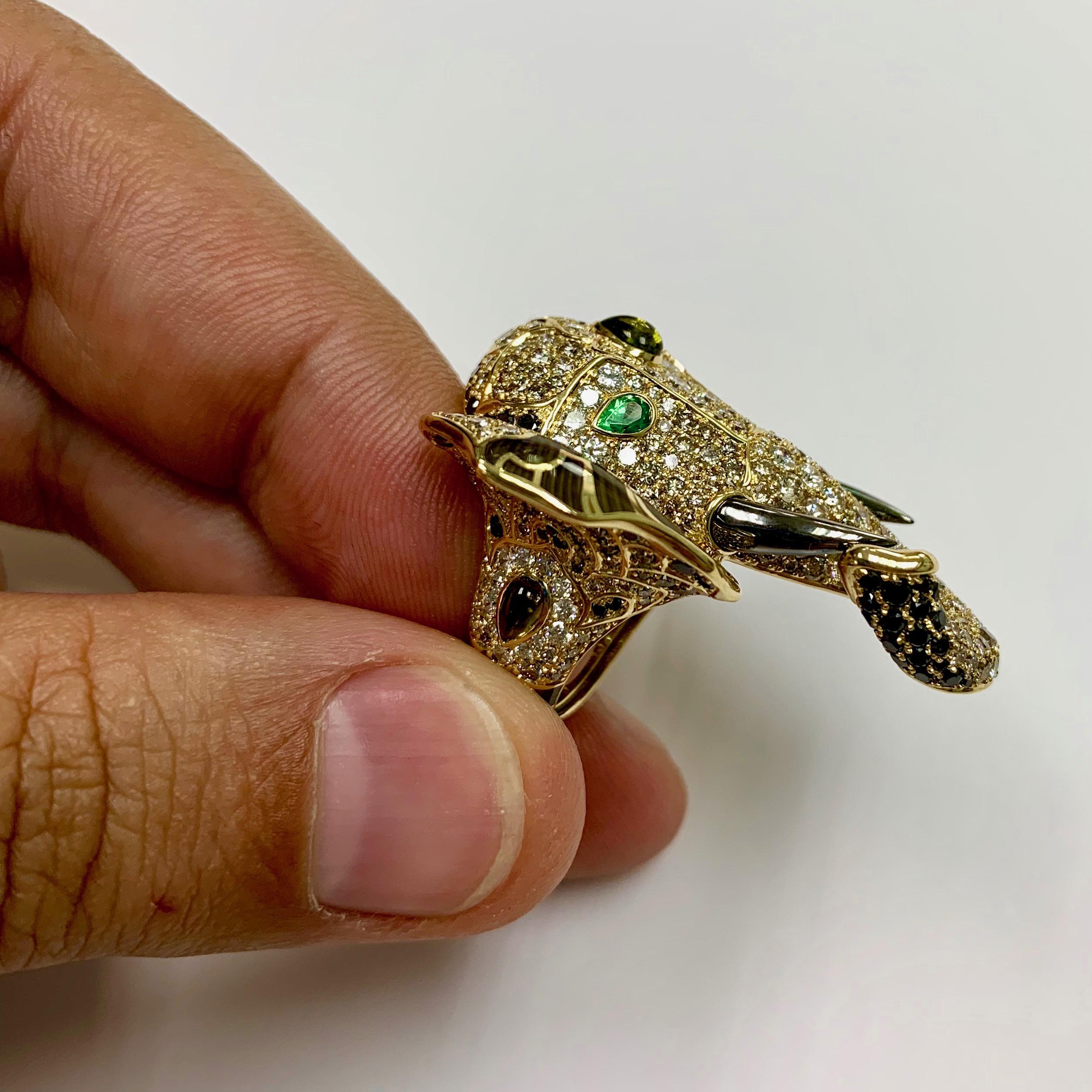 Bague éléphant en or jaune 18 carats, diamants, tourmaline, tsavorite et émail Neuf - En vente à Bangkok, TH
