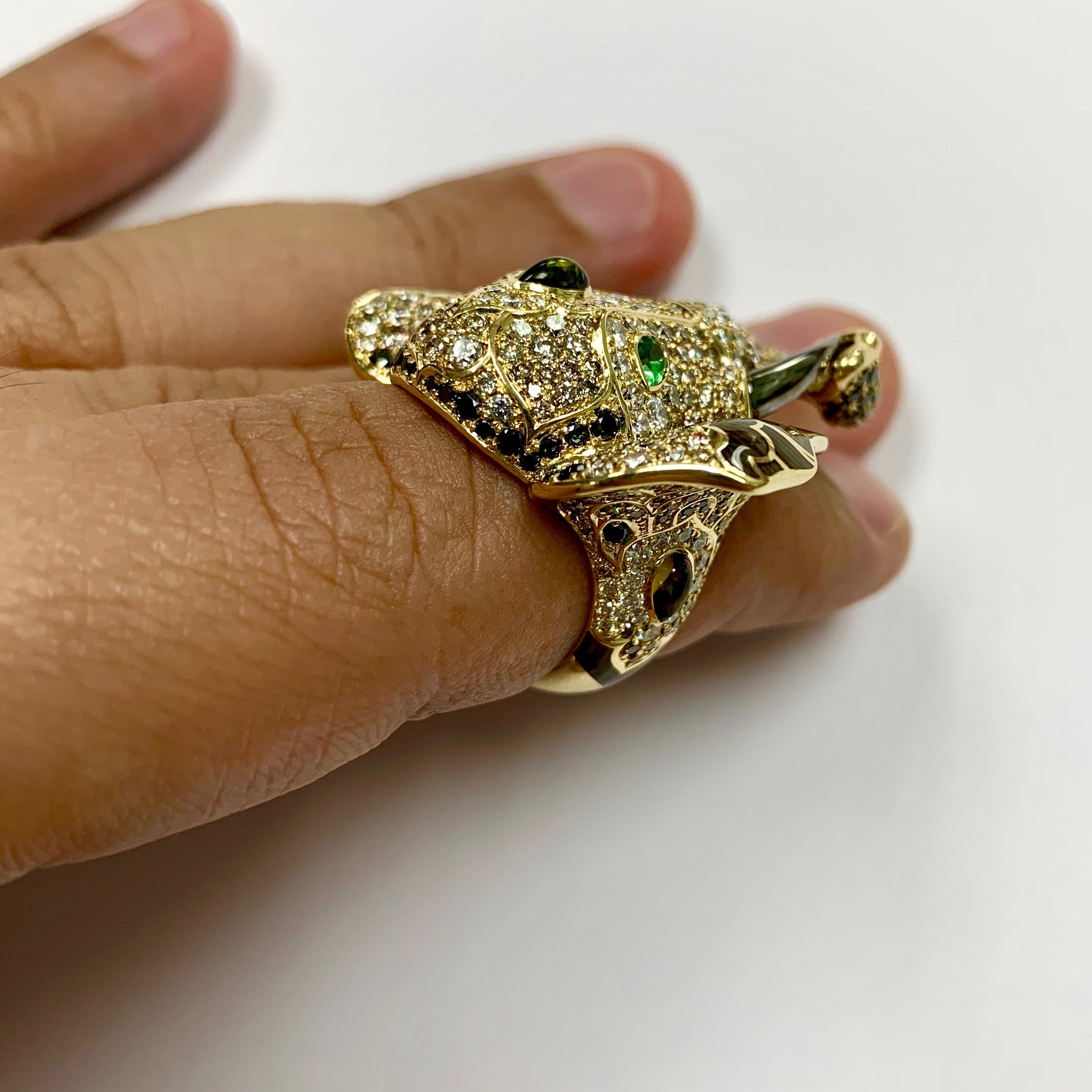 Bague éléphant en or jaune 18 carats, diamants, tourmaline, tsavorite et émail en vente 3