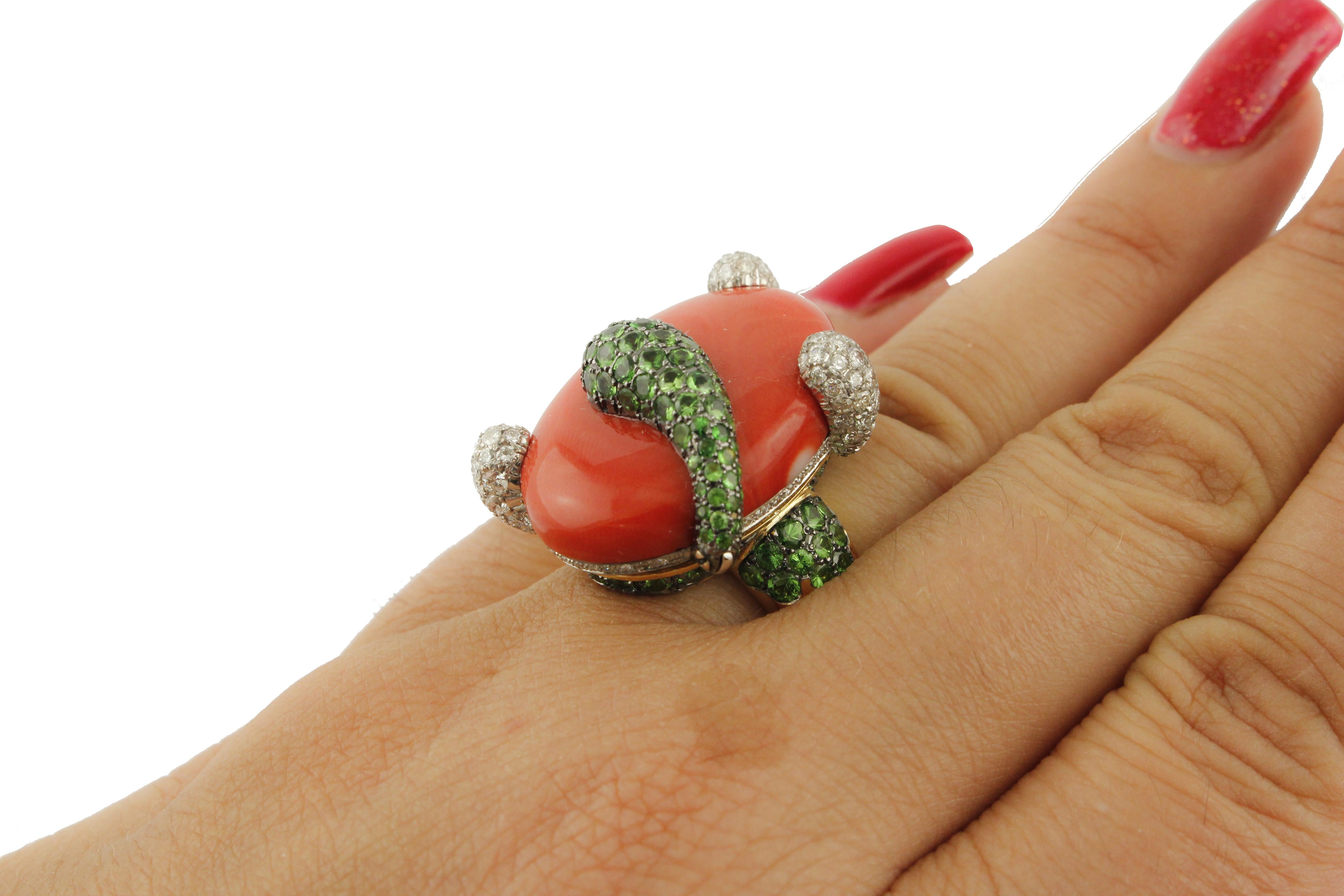 Diamonds Tsavorites Coral 18 kt Yellow and White Gold  Ring In Good Condition For Sale In Marcianise, Marcianise (CE)