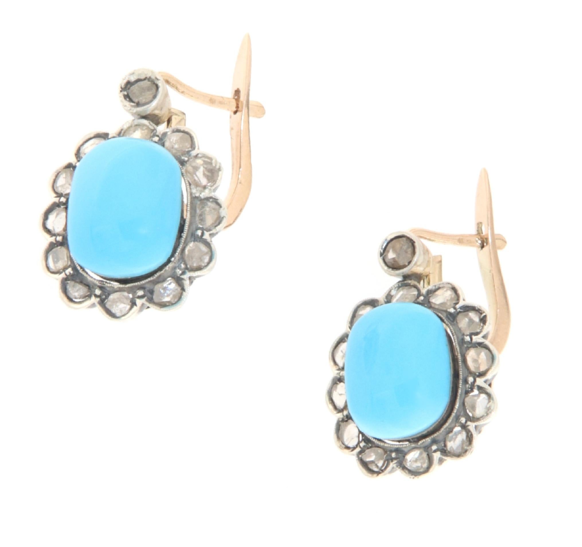 These elegant earrings beautifully combine 14-karat yellow gold and 800 silver, showcasing an exquisite design that features Arizona turquoise and rose-cut diamonds. Their sophisticated blend of materials and colors offers a classic yet contemporary