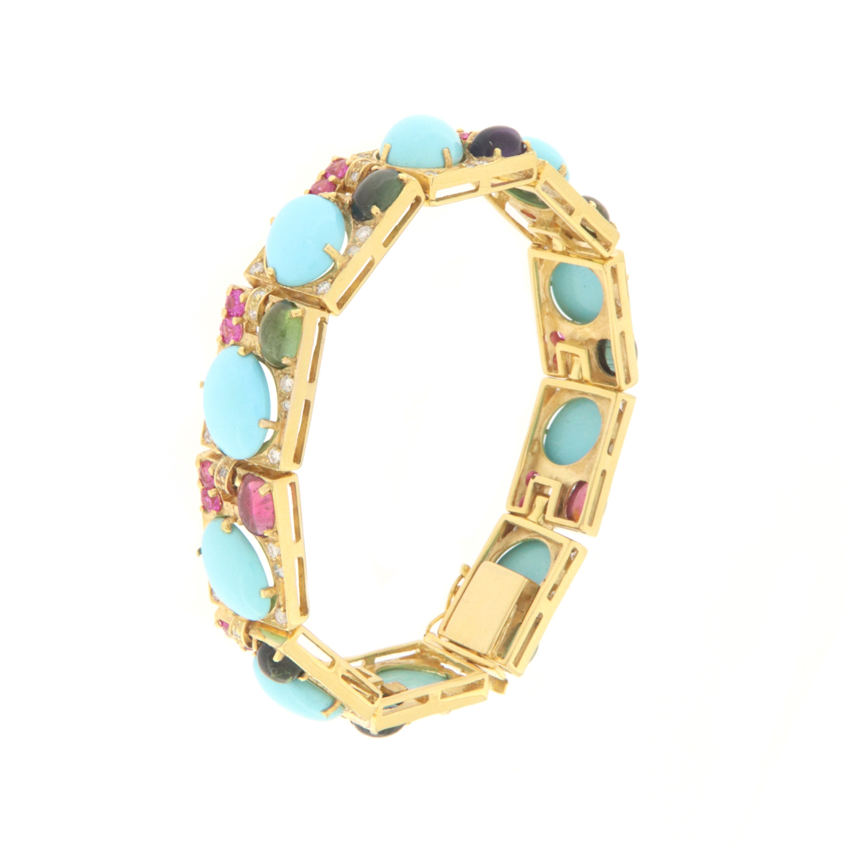 Magnifique bracelet en or jaune 14 carats monté avec turquoise naturelle, diamants, rubis et tourmaline.
Ce bracelet a été conçu et réalisé par des orfèvres napolitains. Le bracelet est doux au poignet, il est flashy et s'adapte à tout type de