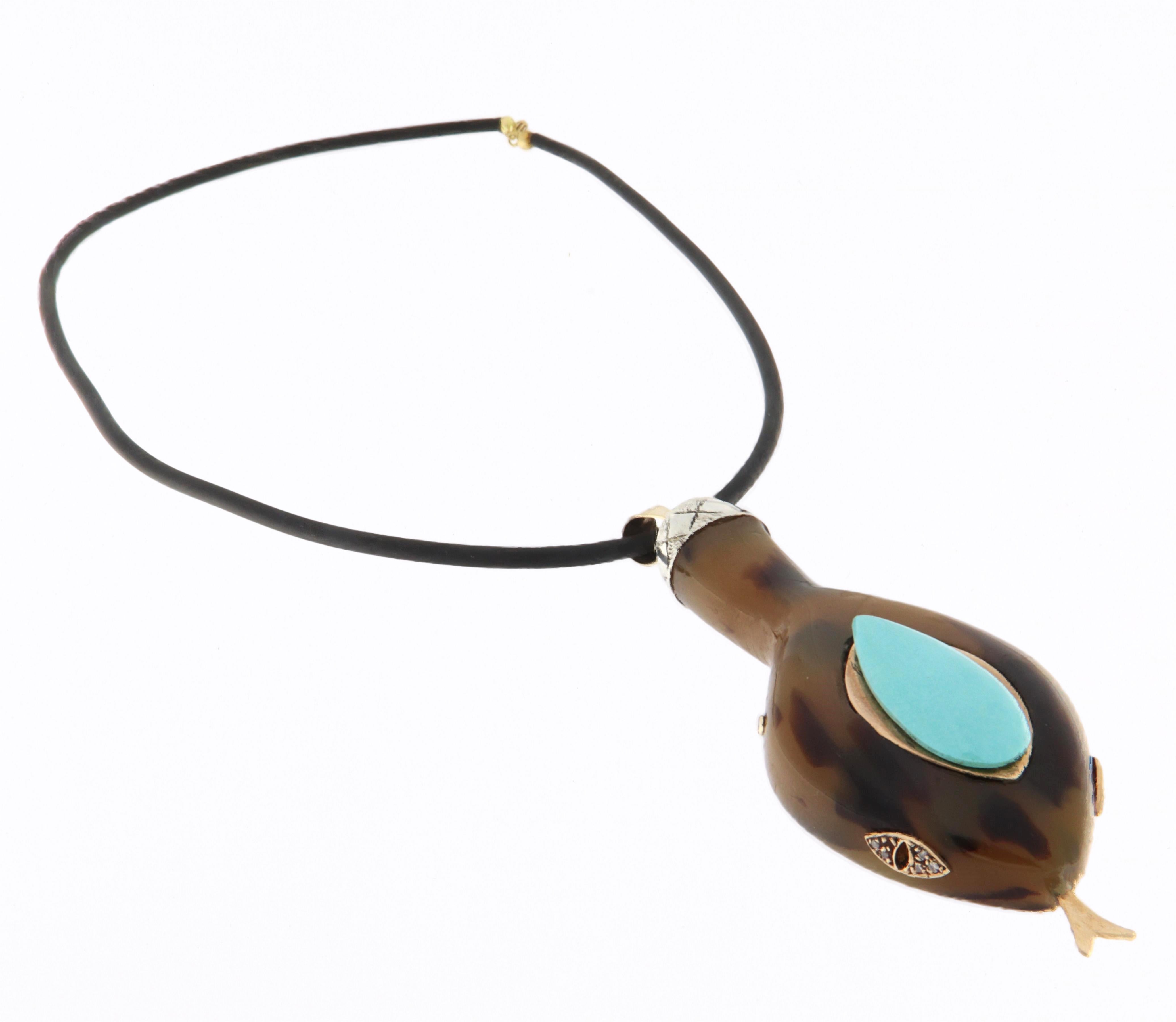 Ce collier unique en son genre établit un équilibre parfait entre l'artisanat, les matériaux précieux et le symbolisme. Le pendentif, en forme de serpent, est méticuleusement fabriqué à la main à partir d'un mélange raffiné d'or jaune 9 carats et