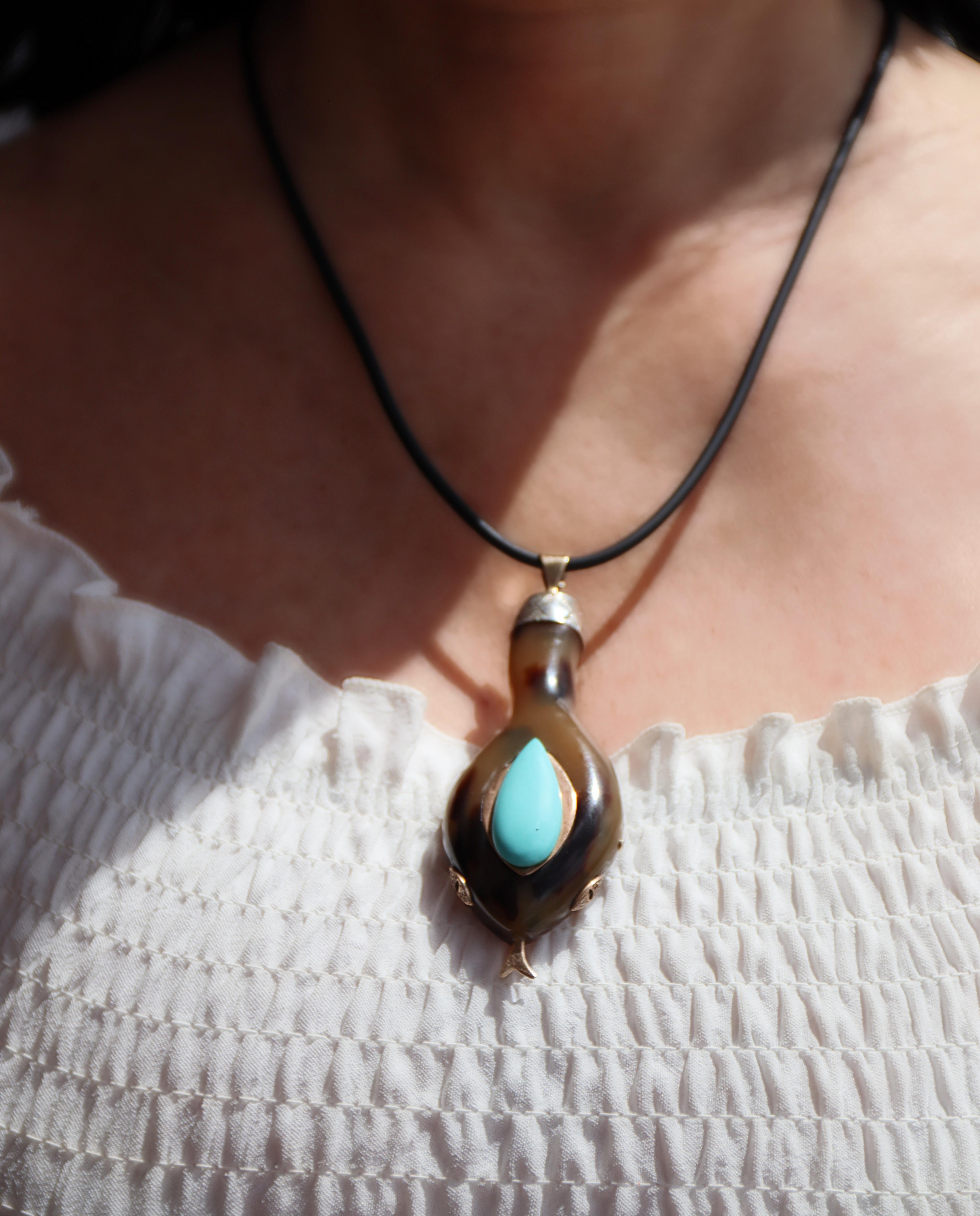 Collier pendentif serpent en or jaune 9 carats, diamants et turquoise en vente 1