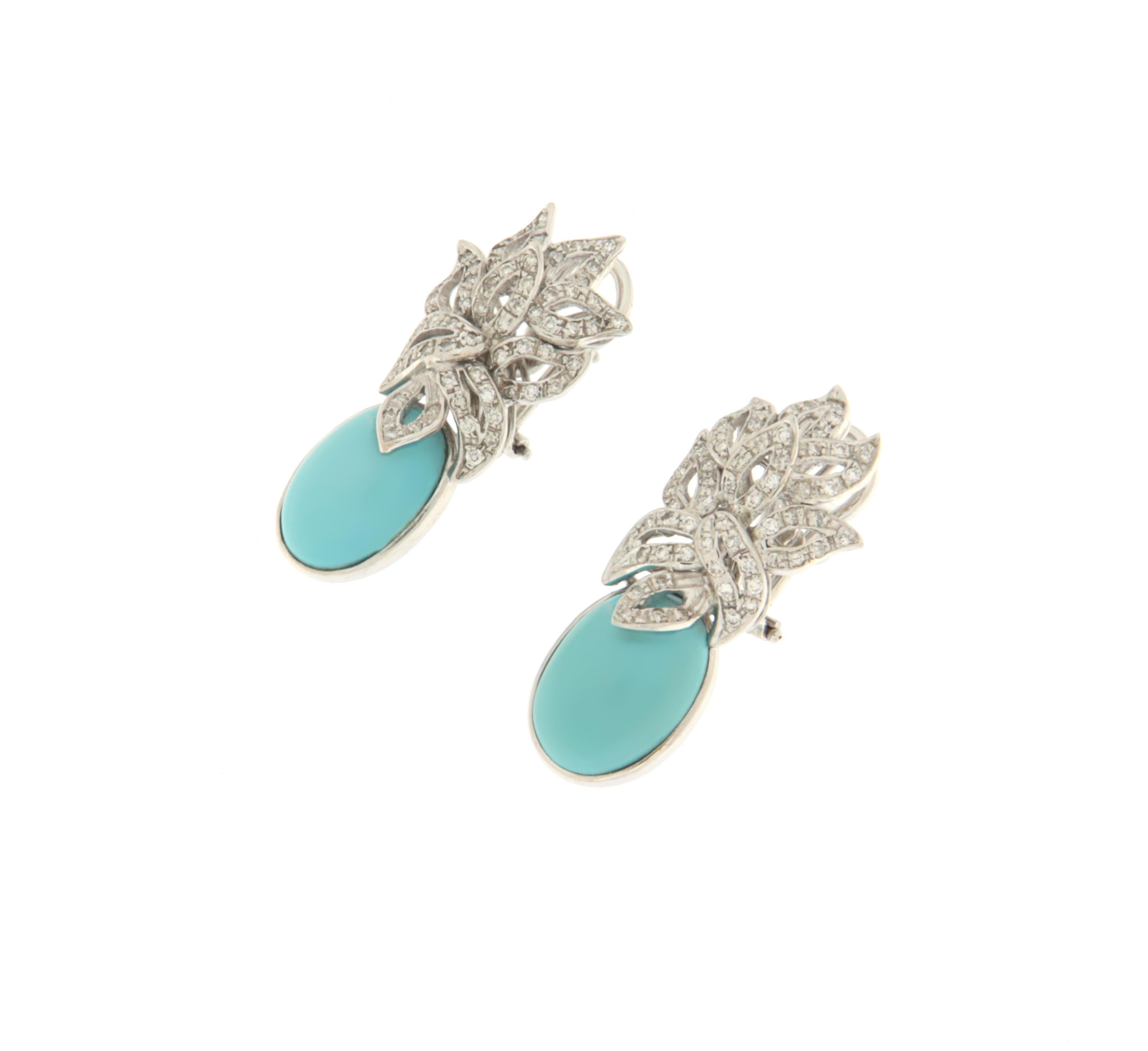 Fantastic earring made entirely by hand by expert master craftsmen. The two oval turquoise are supported by leaves covered with diamonds that intertwine with each other. Made of 18 Karat white gold with natural diamonds and turquoise.
An earring to