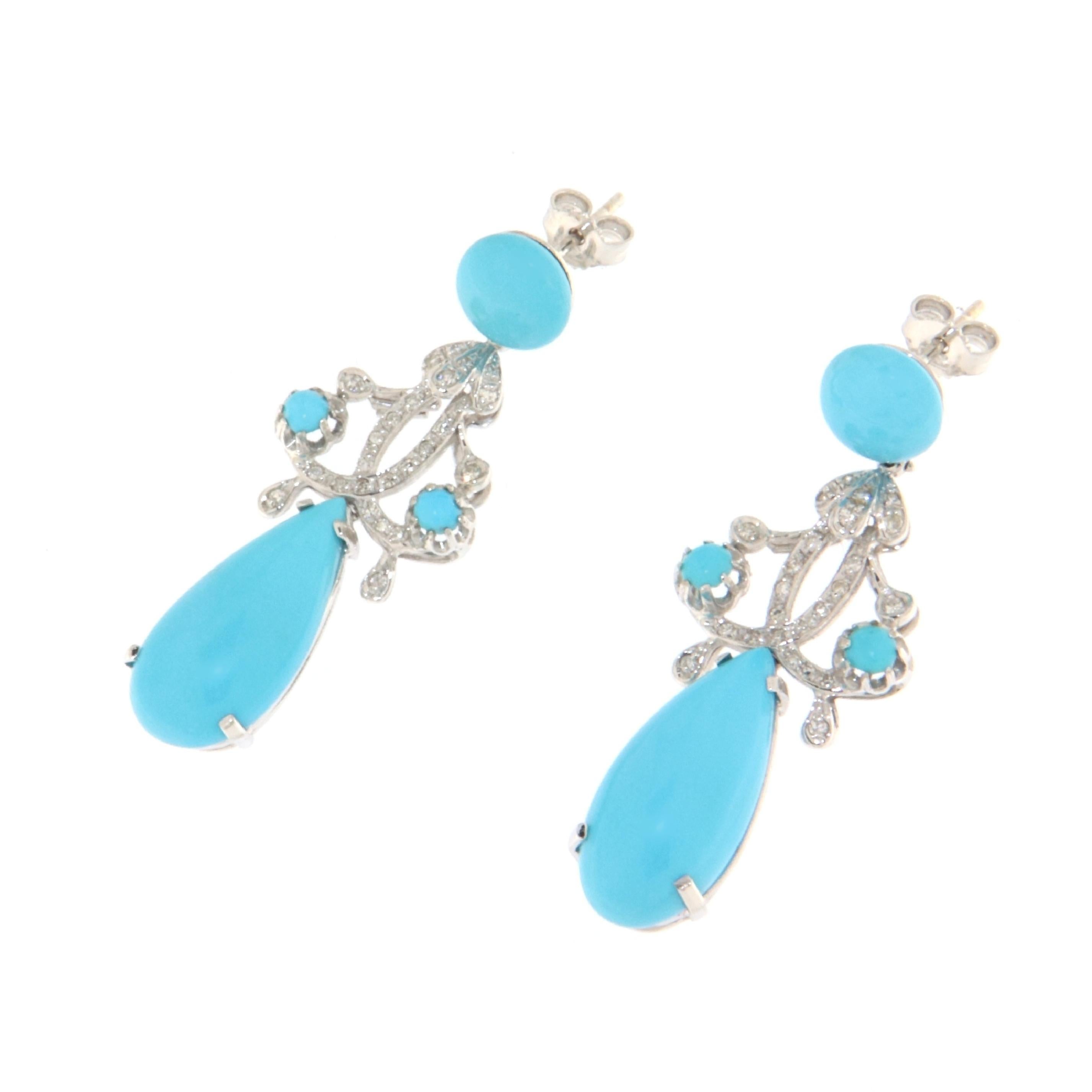 Ces boucles d'oreilles en or blanc 18 carats sont un triomphe de style et de sophistication, mettant en valeur l'éclat et la qualité de la turquoise naturelle de l'Arizona. Leurs lignes élégantes créent un profil plein de charme, orné de diamants