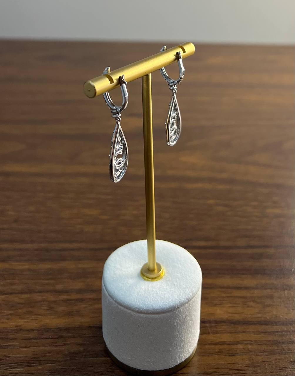 Orecchini con diamanti a spirale ondulata in oro bianco 14K con pendente a forma di abbraccio in vendita 5