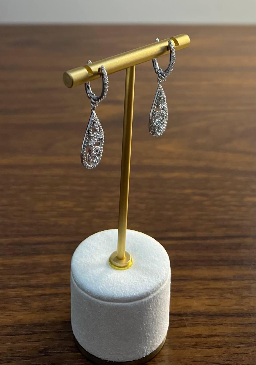 Orecchini con diamanti a spirale ondulata in oro bianco 14K con pendente a forma di abbraccio in vendita 6