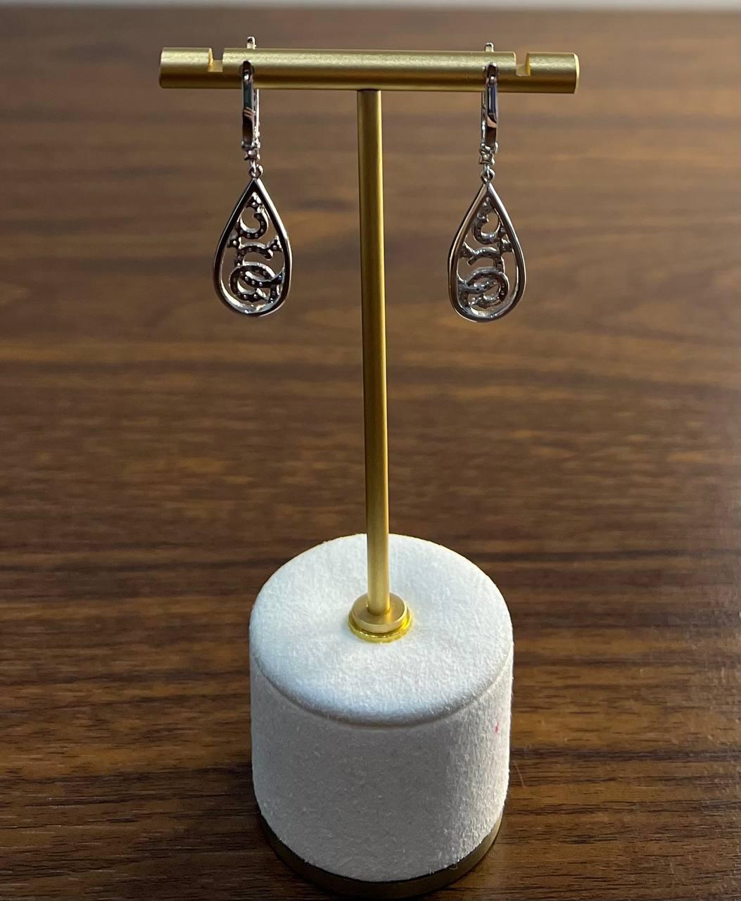 Orecchini con diamanti a spirale ondulata in oro bianco 14K con pendente a forma di abbraccio in vendita 7