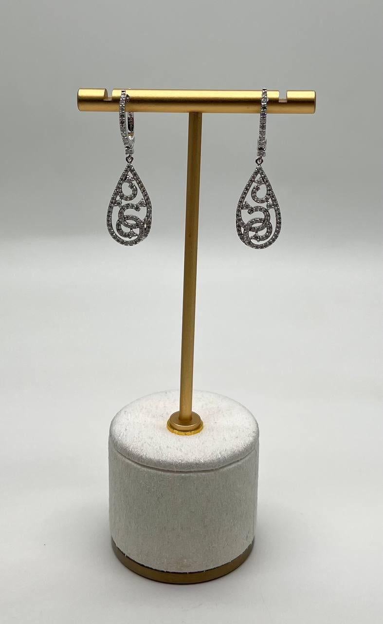 Eleganza con questi splendidi orecchini.
Realizzati con intricati disegni traforati, questi orecchini sono caratterizzati da una forma a goccia ornata da pietre luccicanti, che creano uno scintillio accattivante.
Sofisticato, intricato e senza