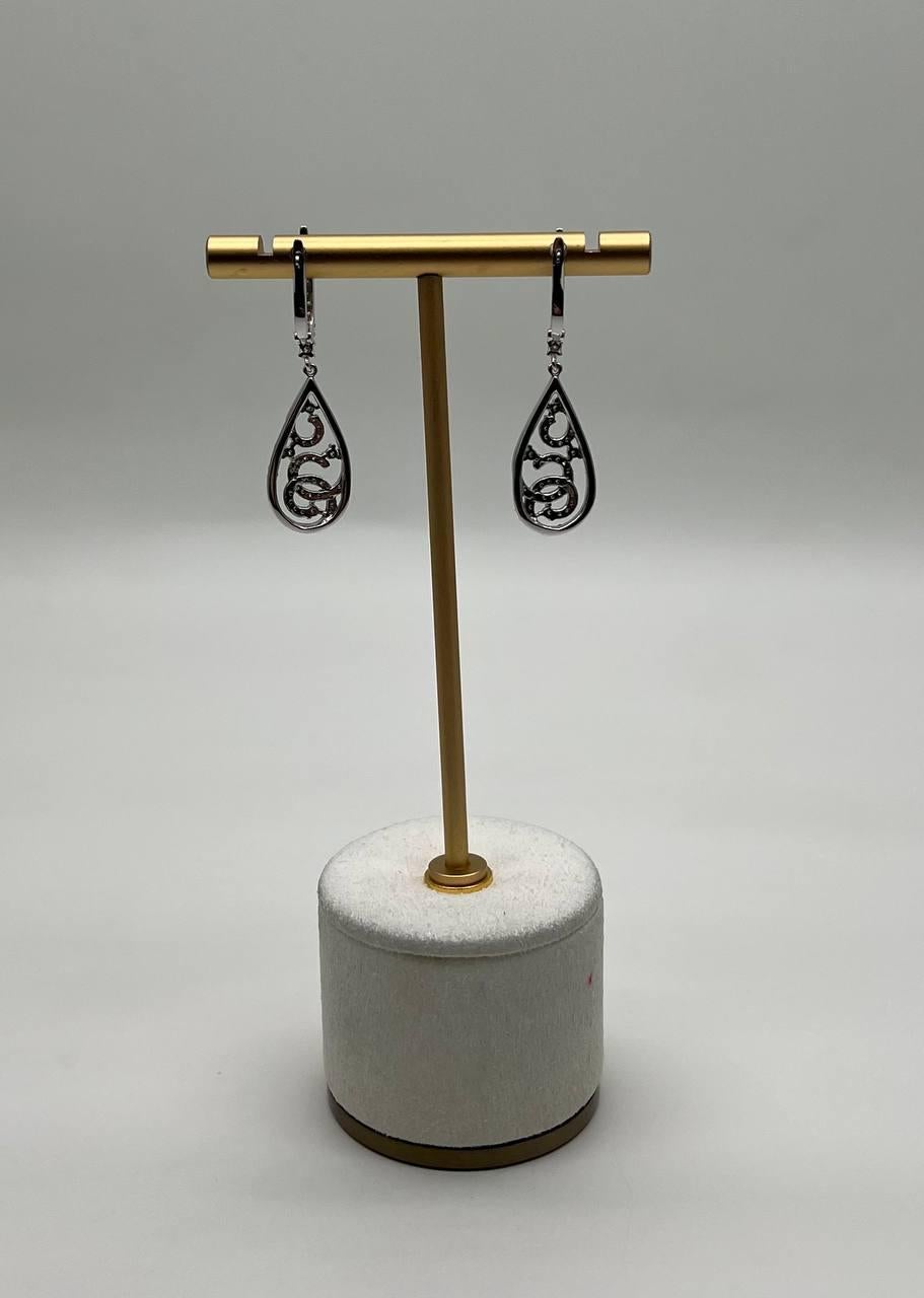 Taglio misto Orecchini con diamanti a spirale ondulata in oro bianco 14K con pendente a forma di abbraccio in vendita
