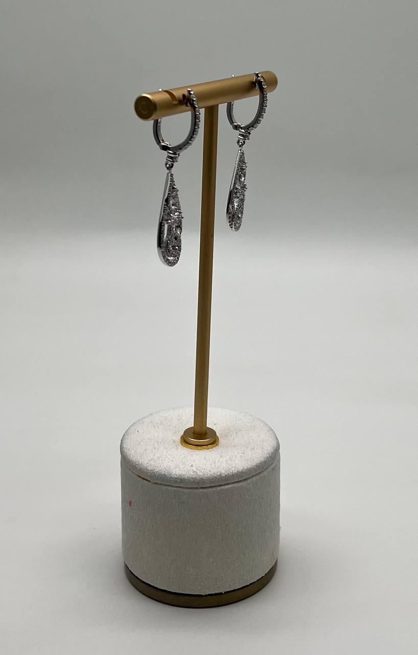Orecchini con diamanti a spirale ondulata in oro bianco 14K con pendente a forma di abbraccio In condizioni Nuovo in vendita a Oakton, VA