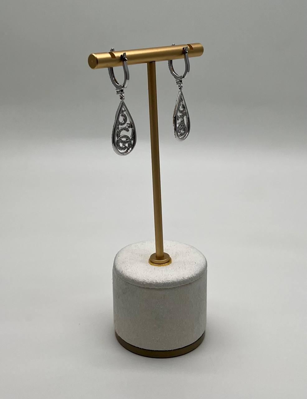 Donna Orecchini con diamanti a spirale ondulata in oro bianco 14K con pendente a forma di abbraccio in vendita