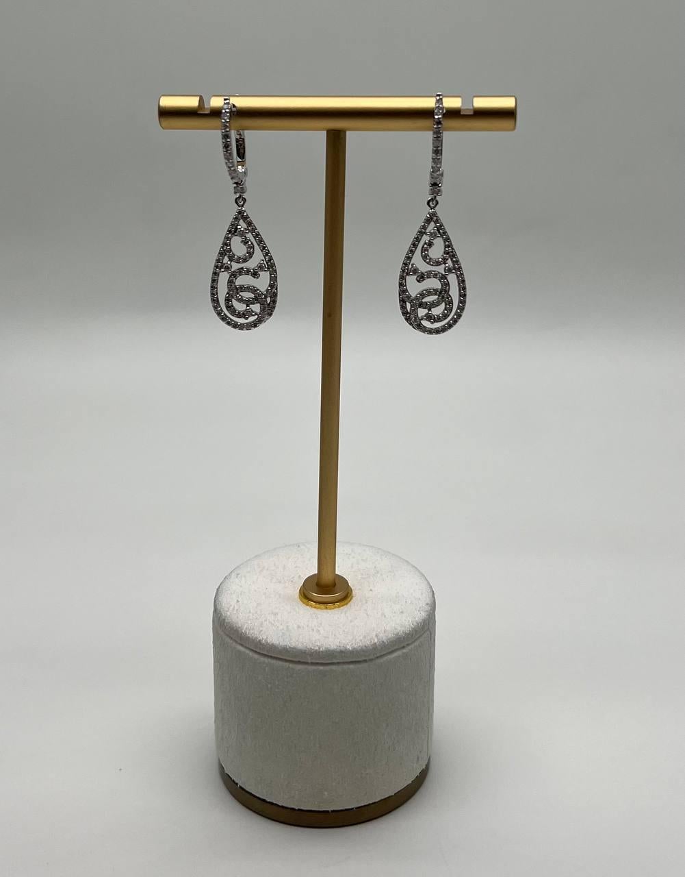 Orecchini con diamanti a spirale ondulata in oro bianco 14K con pendente a forma di abbraccio in vendita 1