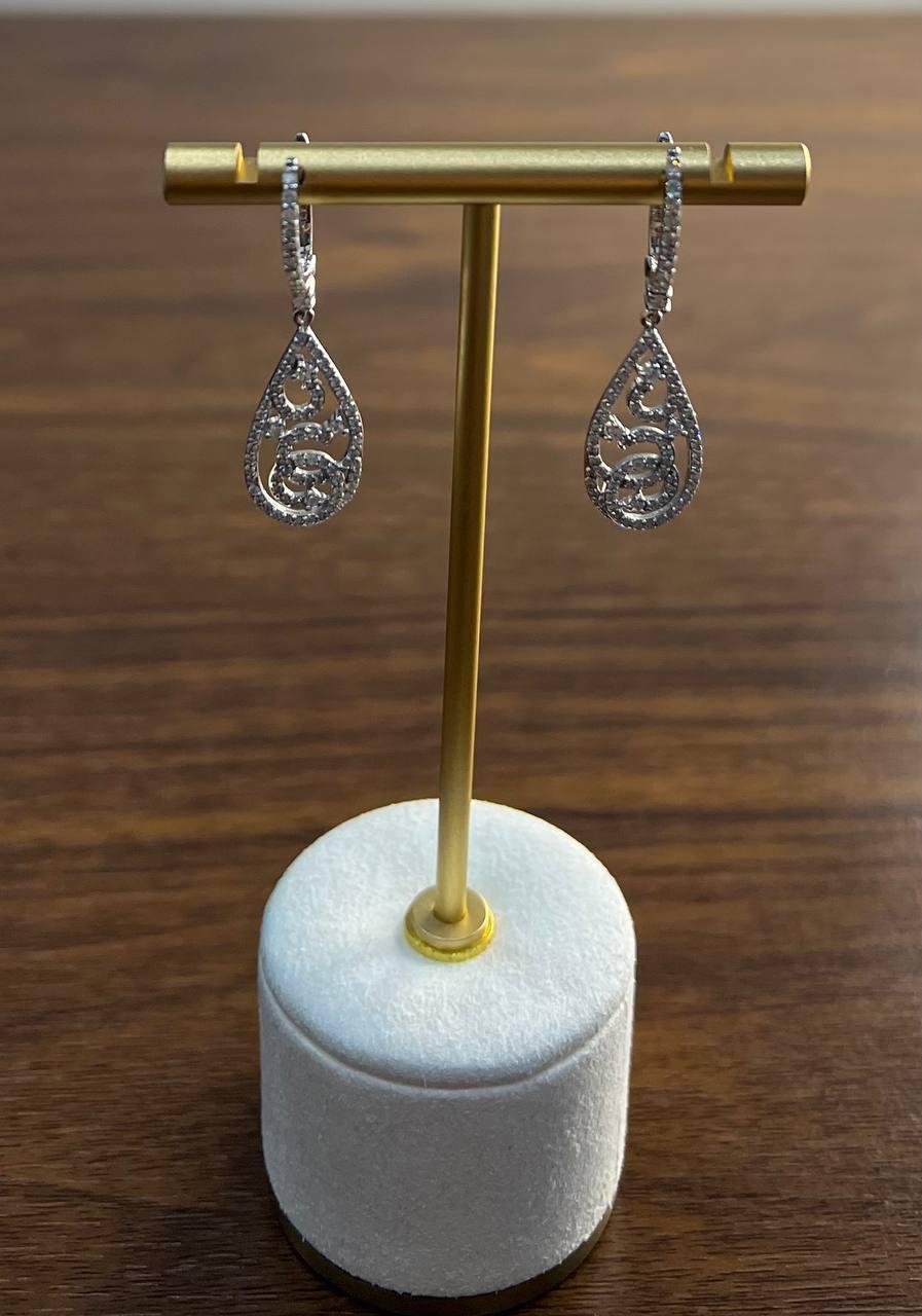 Orecchini con diamanti a spirale ondulata in oro bianco 14K con pendente a forma di abbraccio in vendita 2